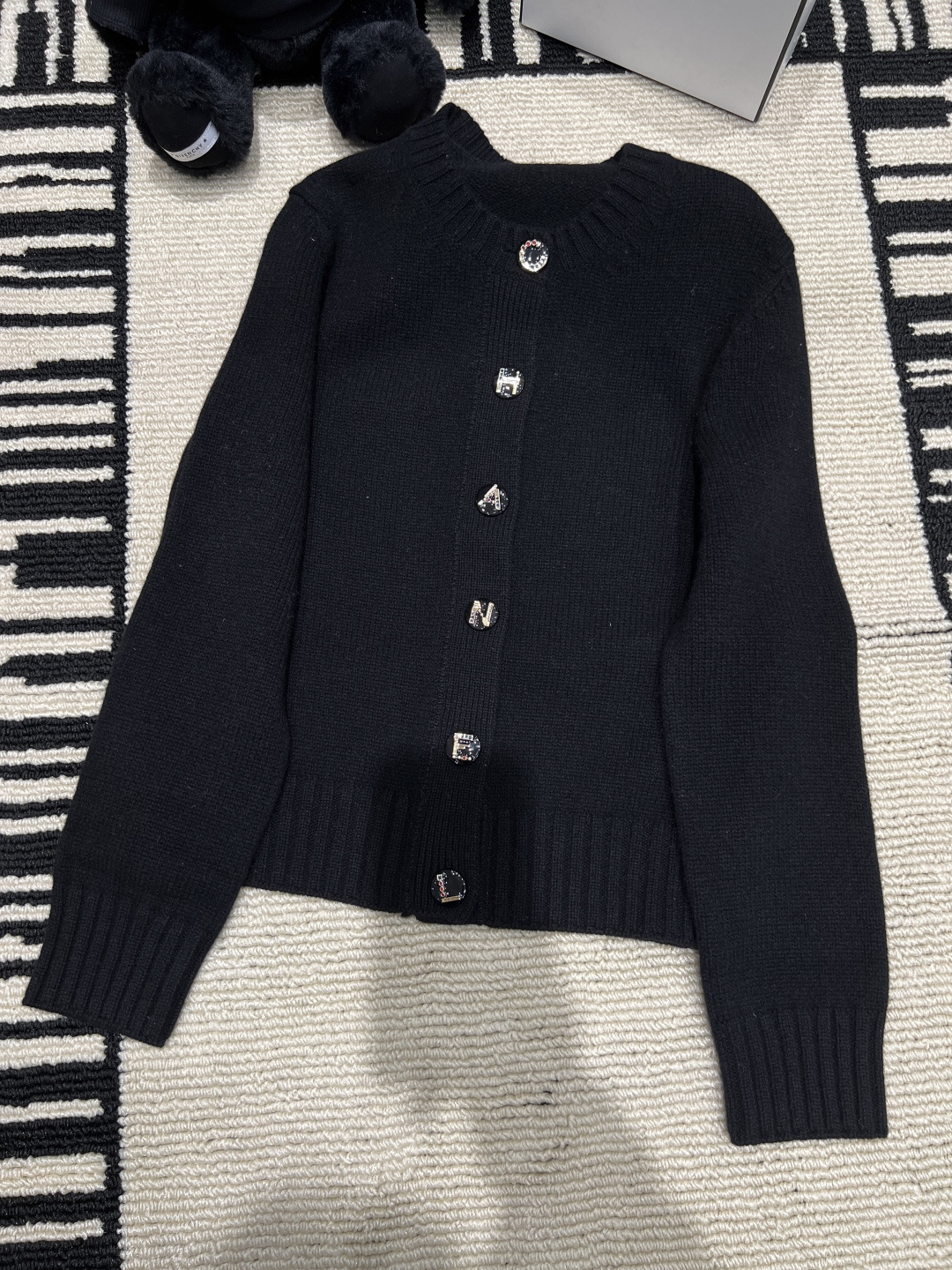 NO:928148,——Chane*——2026 autumn and winter new knitted cardigan Chanel 26A series schoolbag buckle, black wool blend, soft and skin-friendly, super comfortable to wear in autumn and winter!  The front metal button is inspired by the school bag buckle, and is highly recognizable. SML,,chanel,chanel,19860909——Chane*——2026秋冬新款针织开衫香奈儿26A系列书包扣,黑色羊毛混纺,柔软亲肤,秋冬穿超舒服！正面金属纽扣灵感来自书包扣,辨识度满分码数SML,,chanel,chanel,,Women's clothing