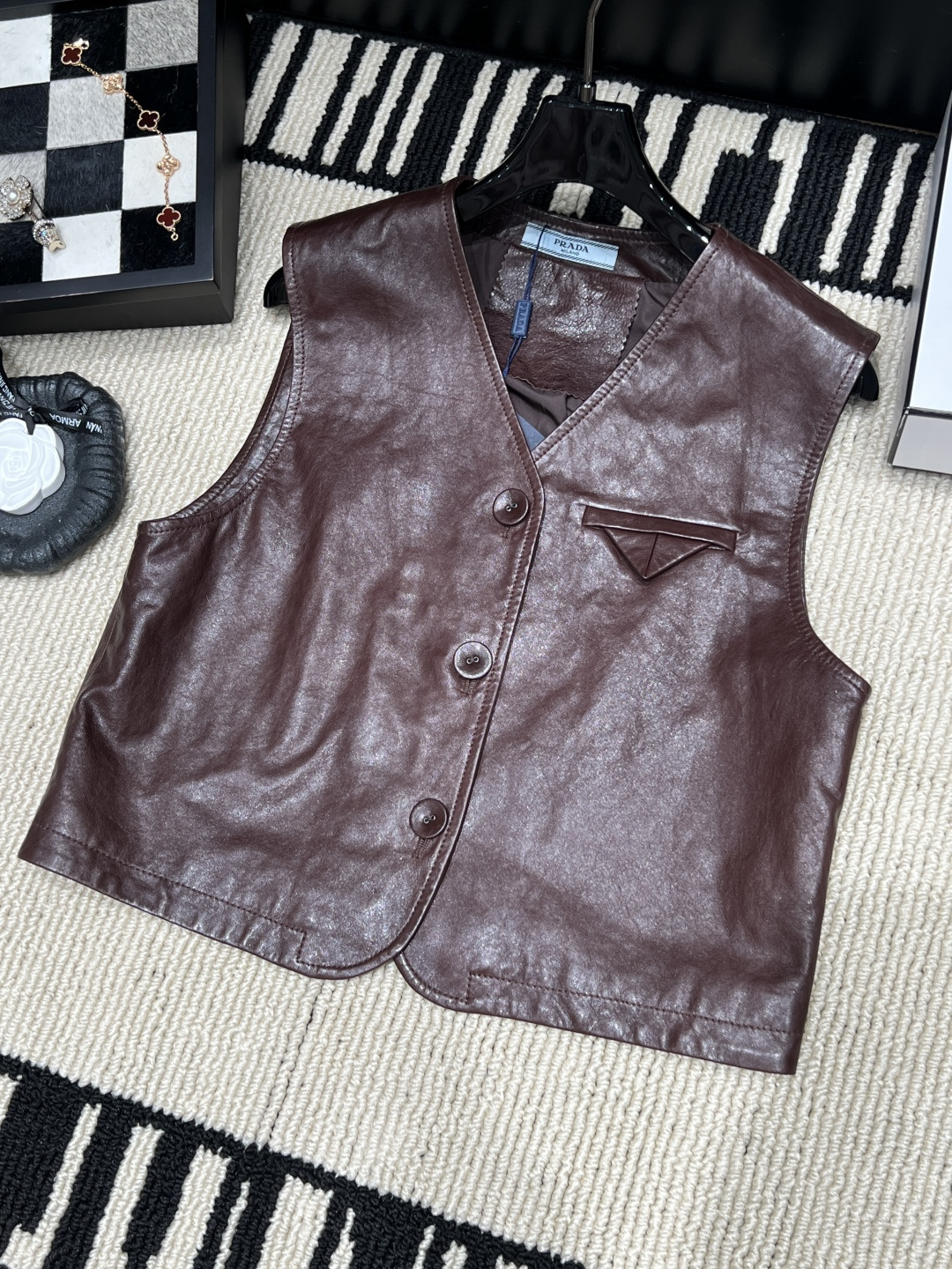 NO:926977,——Prad*——The new autumn and winter 2026 genuine leather vest is made of high-quality sheepskin, which is soft and high-end, and has a great natural luster on the surface!  Sleeveless short design + V-neck with three buttons, retro and practical, triangular decorative pocket on the chest is very recognizable, size SMLXL, prada, sheepskin,19860909——Prad*——2026秋冬新款真皮马甲,选用优质绵羊皮,柔软又高级,表面自然光泽感超赞！无袖短款设计+V领三颗纽扣,复古又实用,胸前三角装饰口袋超有辨识度,码数SMLXL,,prada,sheepskin,,Women's clothing