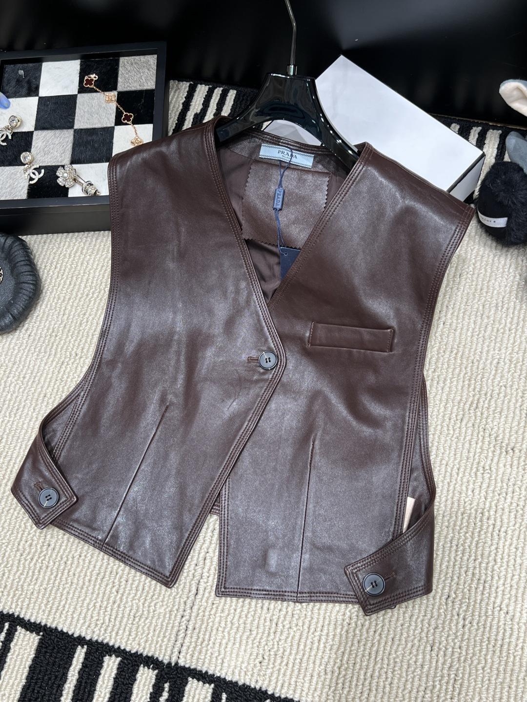 NO:926928,——Prad*——2026 new autumn and winter genuine leather vest, short sleeveless design, V-neck + single-breasted, simple and detailed. Super versatile size SMLXL, prada, for layering in autumn and winter.19860909——Prad*——2026秋冬新款真皮马甲,短款无袖设计,V领+单排扣,简约又有细节感.秋冬叠穿超百搭码数SMLXL,,prada,,Women's clothing