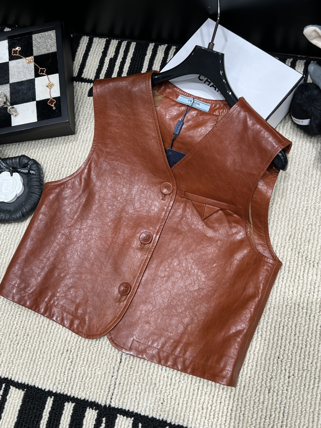 NO:926957,——Prad*——The new autumn and winter 2026 genuine leather vest is made of high-quality sheepskin, which is soft and high-end, and has a great natural luster on the surface!  Sleeveless short design + V-neck with three buttons, retro and practical, triangular decorative pocket on the chest is very recognizable, size SMLXL, prada, sheepskin,19860909——Prad*——2026秋冬新款真皮马甲,选用优质绵羊皮,柔软又高级,表面自然光泽感超赞！无袖短款设计+V领三颗纽扣,复古又实用,胸前三角装饰口袋超有辨识度,码数SMLXL,,prada,sheepskin,,Women's clothing