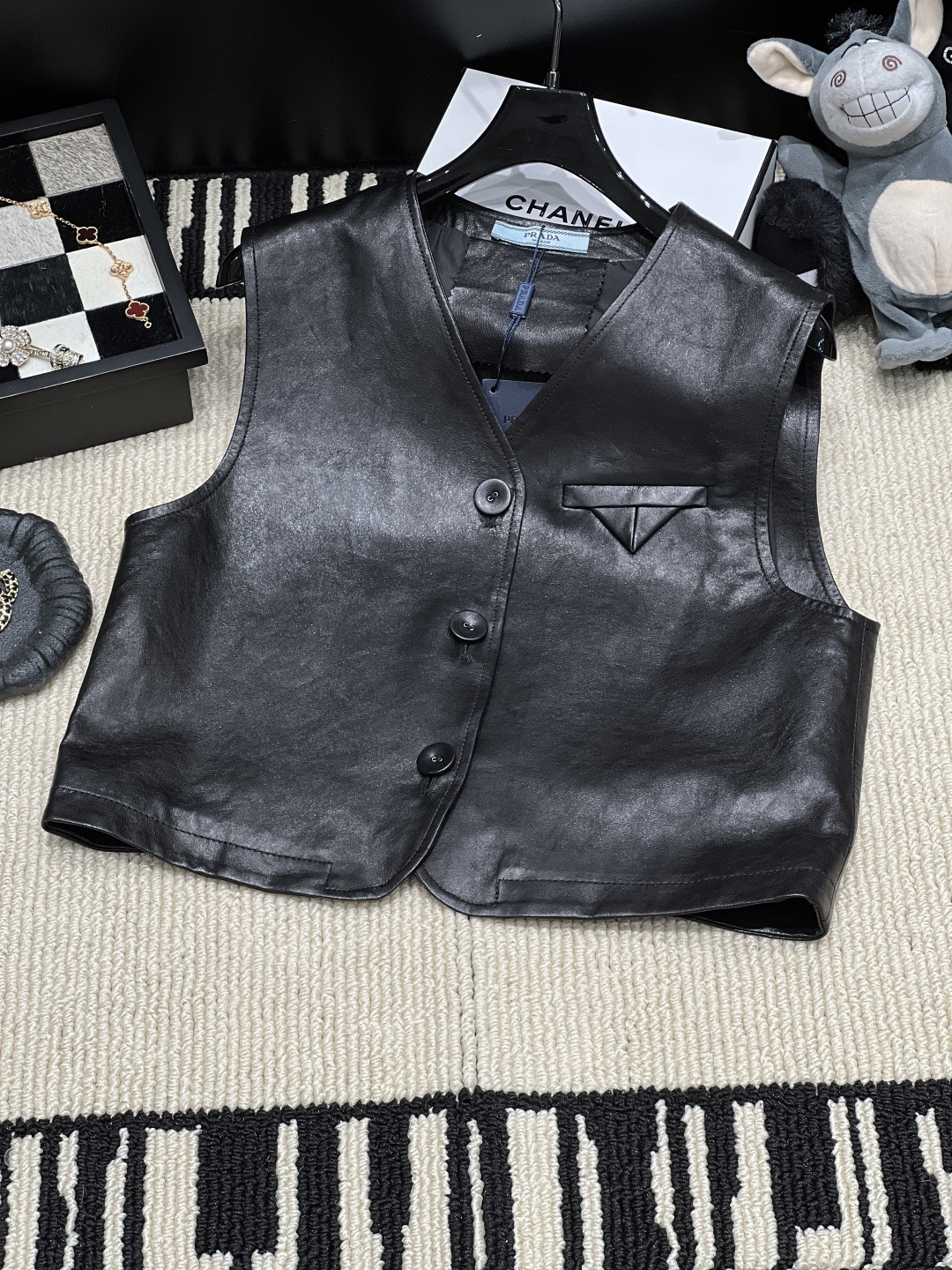 NO:926938,——Prad*——The new autumn and winter 2026 genuine leather vest is made of high-quality sheepskin, which is soft and high-end, and has a great natural luster on the surface!  Sleeveless short design + V-neck with three buttons, retro and practical, triangular decorative pocket on the chest is very recognizable, size SMLXL, prada, sheepskin,19860909——Prad*——2026秋冬新款真皮马甲,选用优质绵羊皮,柔软又高级,表面自然光泽感超赞！无袖短款设计+V领三颗纽扣,复古又实用,胸前三角装饰口袋超有辨识度,码数SMLXL,,prada,sheepskin,,Women's clothing