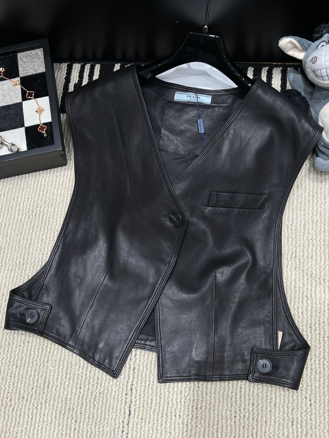 NO:926918,——Prad*——2026 new autumn and winter genuine leather vest, short sleeveless design, V-neck + single-breasted, simple and detailed. Super versatile size SMLXL, prada, for layering in autumn and winter.19860909——Prad*——2026秋冬新款真皮马甲,短款无袖设计,V领+单排扣,简约又有细节感.秋冬叠穿超百搭码数SMLXL,,prada,,Women's clothing