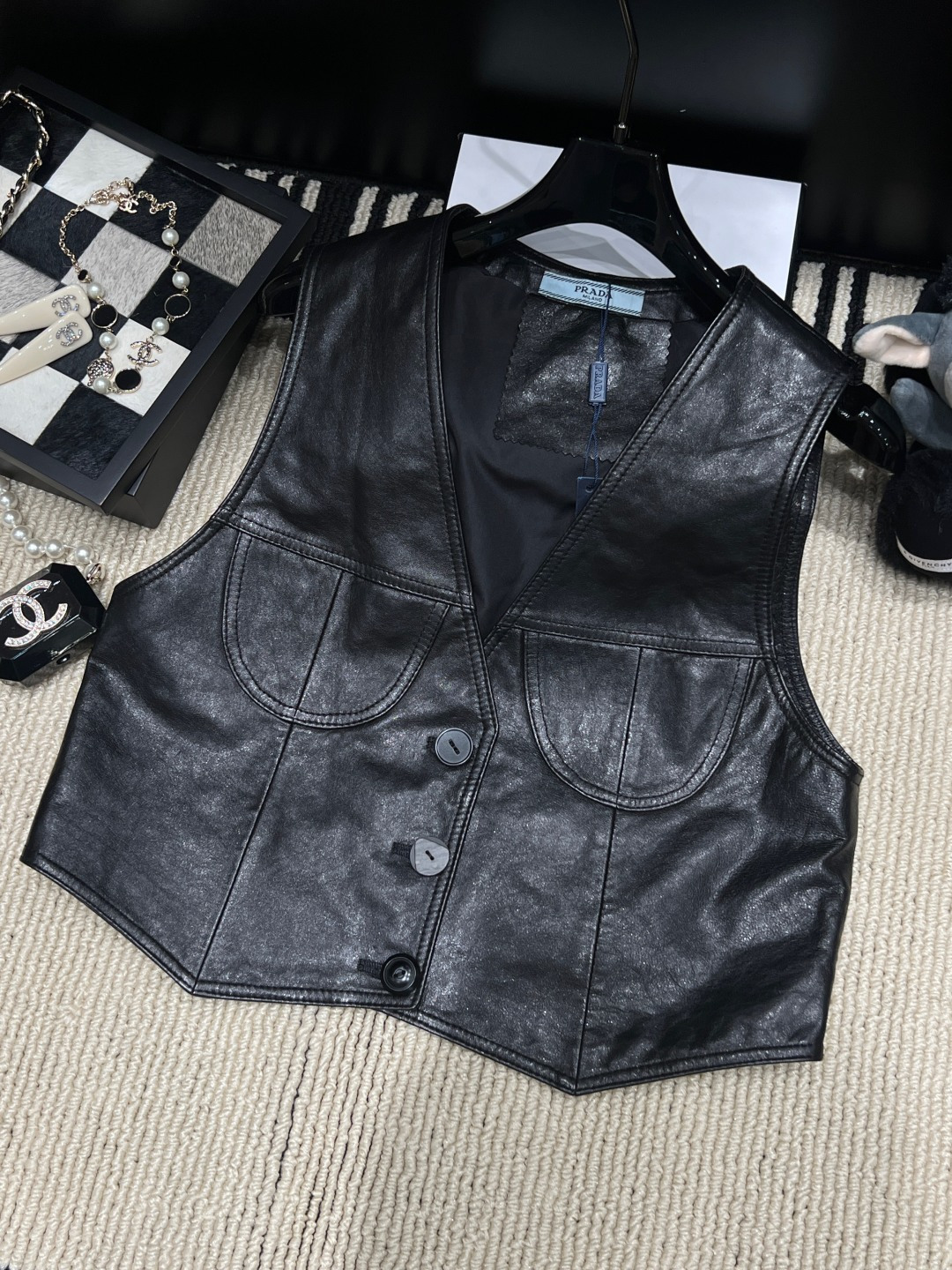 NO:928157,——Prad*——2026 autumn and winter new leather vest, retro style design, full glossy surface, V-neck + single-breasted buttons + symmetrical flap pockets, simple and detailed, size SMLXL,, prada,19860909——Prad*——2026秋冬新款真皮马甲,复古风设计,表面光泽感满满,V领+单排扣+对称翻盖口袋,简约又有细节感,码数SMLXL,,prada,,Women's clothing