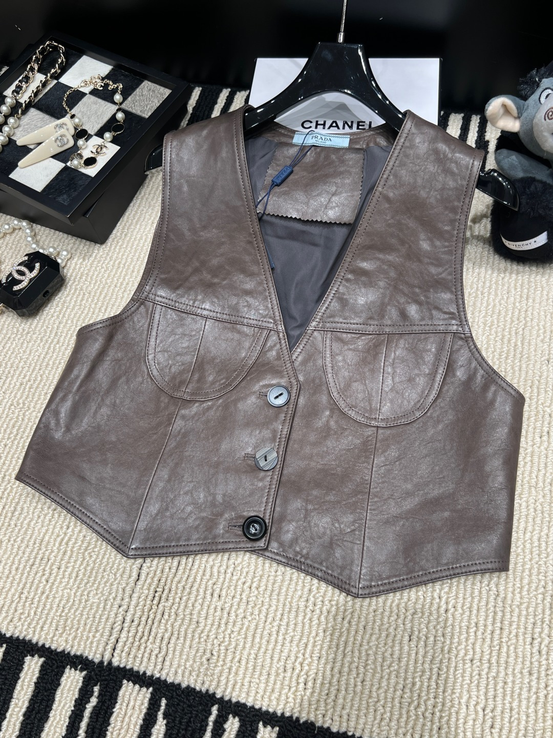 NO:932314,——Prad*——2026 autumn and winter new leather vest, retro style design, full glossy surface, V-neck + single-breasted buttons + symmetrical flap pockets, simple and detailed, size SMLXL, Prada-clothing, loro piana, prada, prada,19860909——Prad*——2026秋冬新款真皮马甲,复古风设计,表面光泽感满满,V领+单排扣+对称翻盖口袋,简约又有细节感,码数SMLXL,普拉达-服装,loro piana,prada,prada,,Women's clothing
