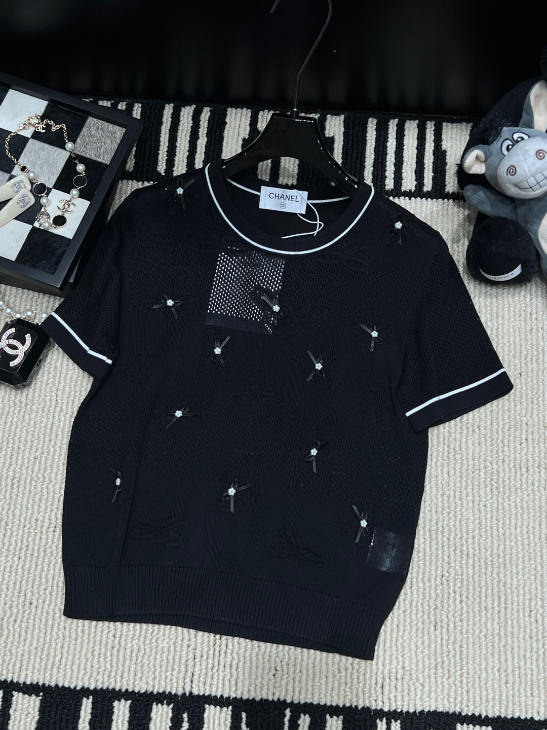 NO:929450,——Chane*——The new 2026 autumn and winter four-leaf clover embroidered knitted short-sleeved top is made of ice silk knitted fabric, which is soft, smooth, breathable and cool, and is super comfortable to wear in summer!  White main color + black edges, simple and detailed. The body is embellished with three-dimensional four-leaf clover embroidery, exquisite and not exaggerated, size SML, chanel, T-shirt,19860909——Chane*——2026秋冬新款四叶草刺绣针织短袖上衣采用冰丝针织面料,柔软顺滑,透气又凉爽,夏天穿超舒服！白色主色+黑色撞边,简约又有细节感.衣身点缀立体四叶草刺绣,精致不浮夸,码数SML,,chanel,T-shirt,,Women's clothing