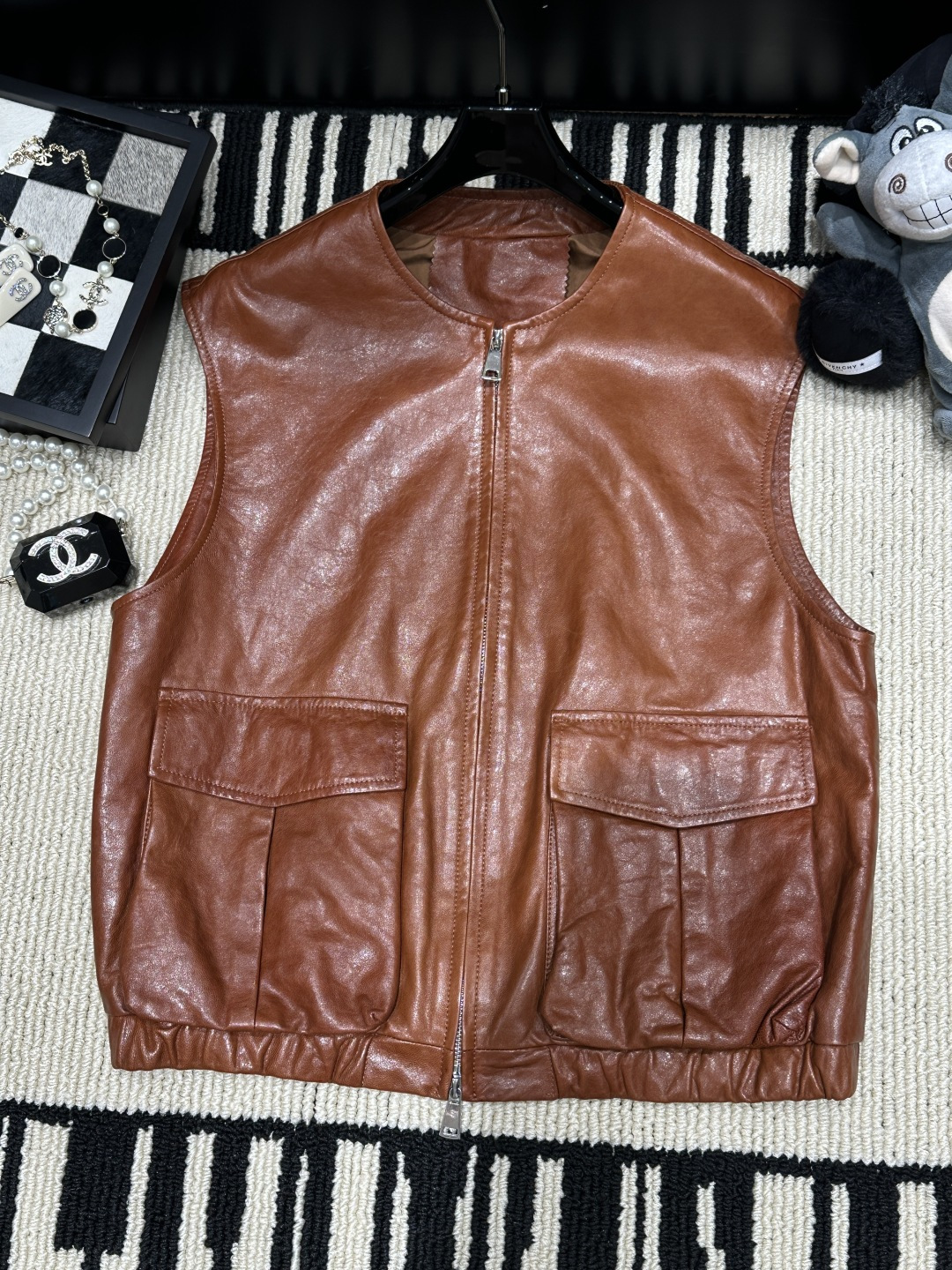 NO:929424,——Coac*——2026 autumn and winter new leather vest, simple collarless design + zipper opening and closing, super easy to put on and take off!  The large pockets on both sides are practical and stylish, and the loose silhouette can easily create a retro or street style. Size SMLXL,,coach,19860909——Coac*——2026秋冬新款皮马甲,简约无领设计+拉链开合,穿脱超方便！两侧大口袋实用又有型,宽松廓形,轻松打造复古or街头风,码数SMLXL,,coach,,Women's clothing