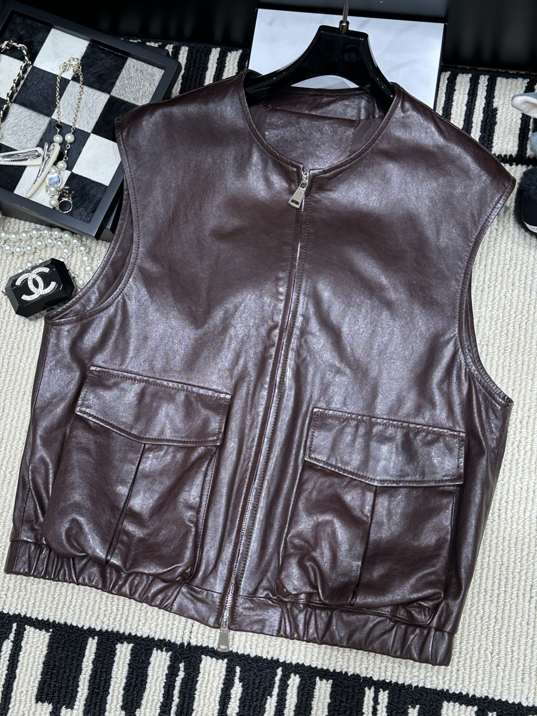 NO:929441,——Coac*——2026 autumn and winter new leather vest, simple collarless design + zipper opening and closing, super easy to put on and take off!  The large pockets on both sides are practical and stylish, and the loose silhouette can easily create a retro or street style. Size SMLXL,,coach,19860909——Coac*——2026秋冬新款皮马甲,简约无领设计+拉链开合,穿脱超方便！两侧大口袋实用又有型,宽松廓形,轻松打造复古or街头风,码数SMLXL,,coach,,Women's clothing