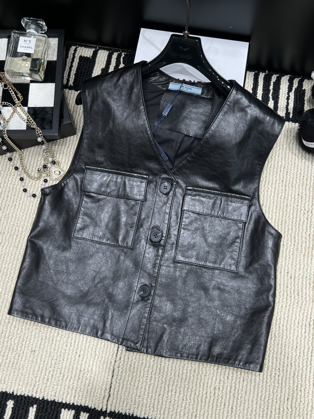 NO:932276,——Prad*——The new leather vest for autumn and winter 2026 is made of high-quality leather, with a natural luster on the surface and a soft touch. V-neck + front button design, with symmetrical flap pockets, practical and stylish, neat tailoring, super layered for autumn and winter!  Size SMLXL, Prada-clothing, loro piana, prada, prada,19860909——Prad*——2026秋冬新款皮马甲,采用优质皮革,表面自然光泽,触感柔软.V领+正面纽扣设计,搭配对称翻盖口袋,实用又有型剪裁利落,.秋冬叠穿超有层次感！码数SMLXL,普拉达-服装,loro piana,prada,prada,,Women's clothing