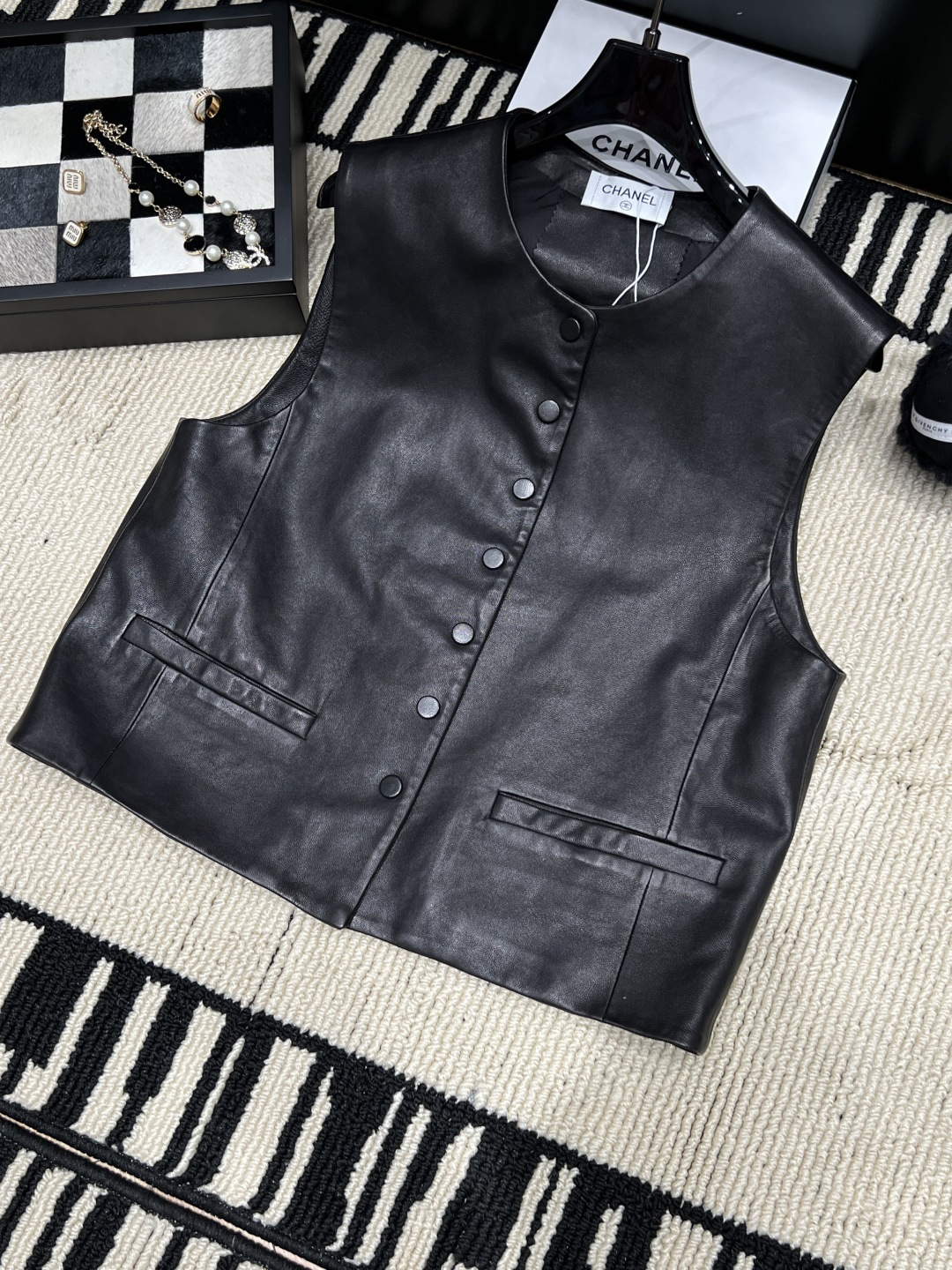NO:942197,——chane*——The 2026 autumn and winter new leather vest is made of high-quality sheepskin, with a matte texture and a super texture!  Round neck sleeveless + single-breasted design, retro and neat, great for layering in autumn and winter. Symmetrical patch pockets on both sides, practical and beautiful, match with shirts or sweaters, perfect layering, elegant temperament can directly fill up the size SMLXL, Saint Laurent-clothing, chanel, loro piana, saint laurent, shirts,19860909——chane*——2026秋冬新款皮马甲,选用高品质绵羊皮,哑光质感超有质感！圆领无袖+单排扣设计,复古又利落,秋冬叠穿超加分.两侧对称贴袋,实用又美观,搭配衬衫或针织衫,层次感满分,优雅气质直接拉满码数SMLXL,圣罗兰-服装,chanel,loro piana,saint laurent,shirts,,Women's clothing