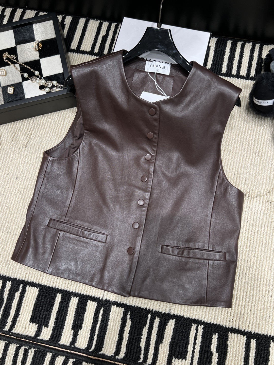 NO:932469,——chane*——The 2026 autumn and winter new leather vest is made of high-quality sheepskin, with a matte texture and a super texture!  Round neck sleeveless + single-breasted design, retro and neat, great for layering in autumn and winter. Symmetrical patch pockets on both sides, practical and beautiful, match with shirts or sweaters, perfect layering, elegant temperament can directly fill up the size SMLXL,,chanel,shirts,19860909——chane*——2026秋冬新款皮马甲,选用高品质绵羊皮,哑光质感超有质感！圆领无袖+单排扣设计,复古又利落,秋冬叠穿超加分.两侧对称贴袋,实用又美观,搭配衬衫或针织衫,层次感满分,优雅气质直接拉满码数SMLXL,,chanel,shirts,,Women's clothing
