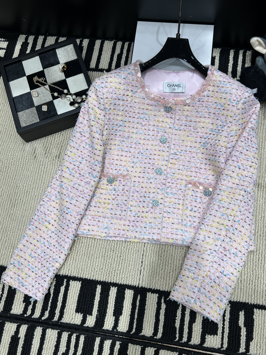 NO:932463,——Chane*——2026 autumn and winter small fragrance jacket, exclusive customized version, using multi-color yarn blended silk lining, comfortable, fresh and elegant round neck design + exquisite piping short cut to make you taller and slimmer, full of sophistication, easy to create an elegant temperament, super versatile SML,, chanel, jackets & coats, real silk,19860909——Chane*——2026秋冬小香风外套,独家定制开版,采用多色纱线混纺内里真丝舒适清新优雅圆领设计+精致滚边短款剪栽显高显瘦,精致感满满 轻松打造优雅气质,超级百搭款SML,,chanel,jackets & coats,real silk,,Women's clothing