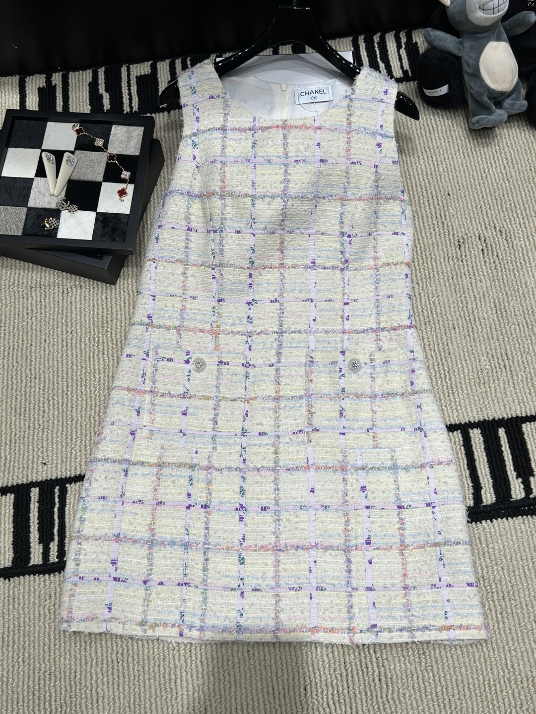 NO:933765,——chane*——The 2026 early autumn new ultra-thin tweed dress is made of tweed imported from Italy, and the plaid design is super textured!  No composite process, breaking the traditional method, light and thin, off-white background + purple and pink lines, retro and fashionable, full of nobility, easy to create a rich style style SML, chanel, skirts,19860909——chane*——2026早秋新款超薄粗花呢连衣裙,采用意大利进口粗花呢,格纹设计超有质感！无复合工艺,打破传统做法,轻盈轻薄,米白底色+紫粉线条,复古又时髦,贵气感满满,轻松打造千金风造型码数SML,,chanel,skirts,,Women's clothing