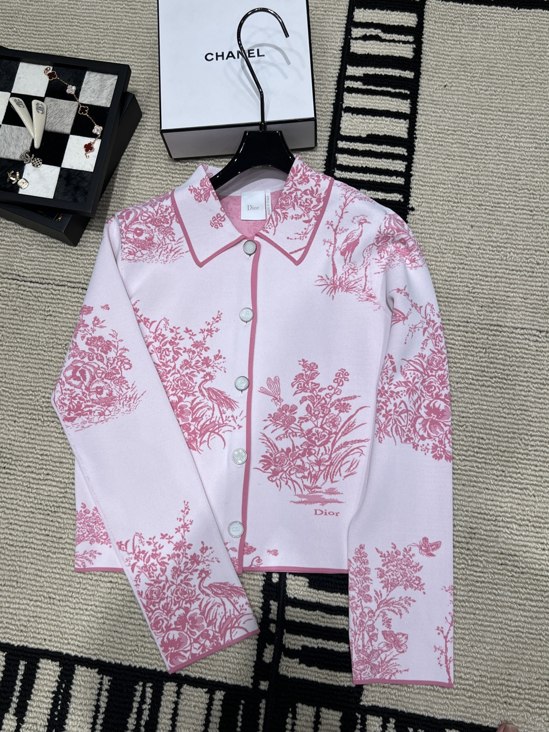 NO:933810,——Dio*——2026 autumn and winter new printed knitted jacket, made of light fabrics, with floral and bird patterns that have a French romantic atmosphere!  White background with pink print, fresh and elegant Peter Pan collar + metal buttons, perfect details, slim fit, low-key embellishment of Dior logo, brand sense, full size SML,, dior, jackets & coats,19860909——Dio*——2026秋冬新款印花针织外套,采用轻薄面料,花卉与鸟类图案超有法式浪漫氛围感！白色底色配粉色印花,清新优雅彼得潘领+金属纽扣,细节满分,剪裁修身,Dior标志低调点缀,品牌感拉满码数SML,,dior,jackets & coats,,Women's clothing
