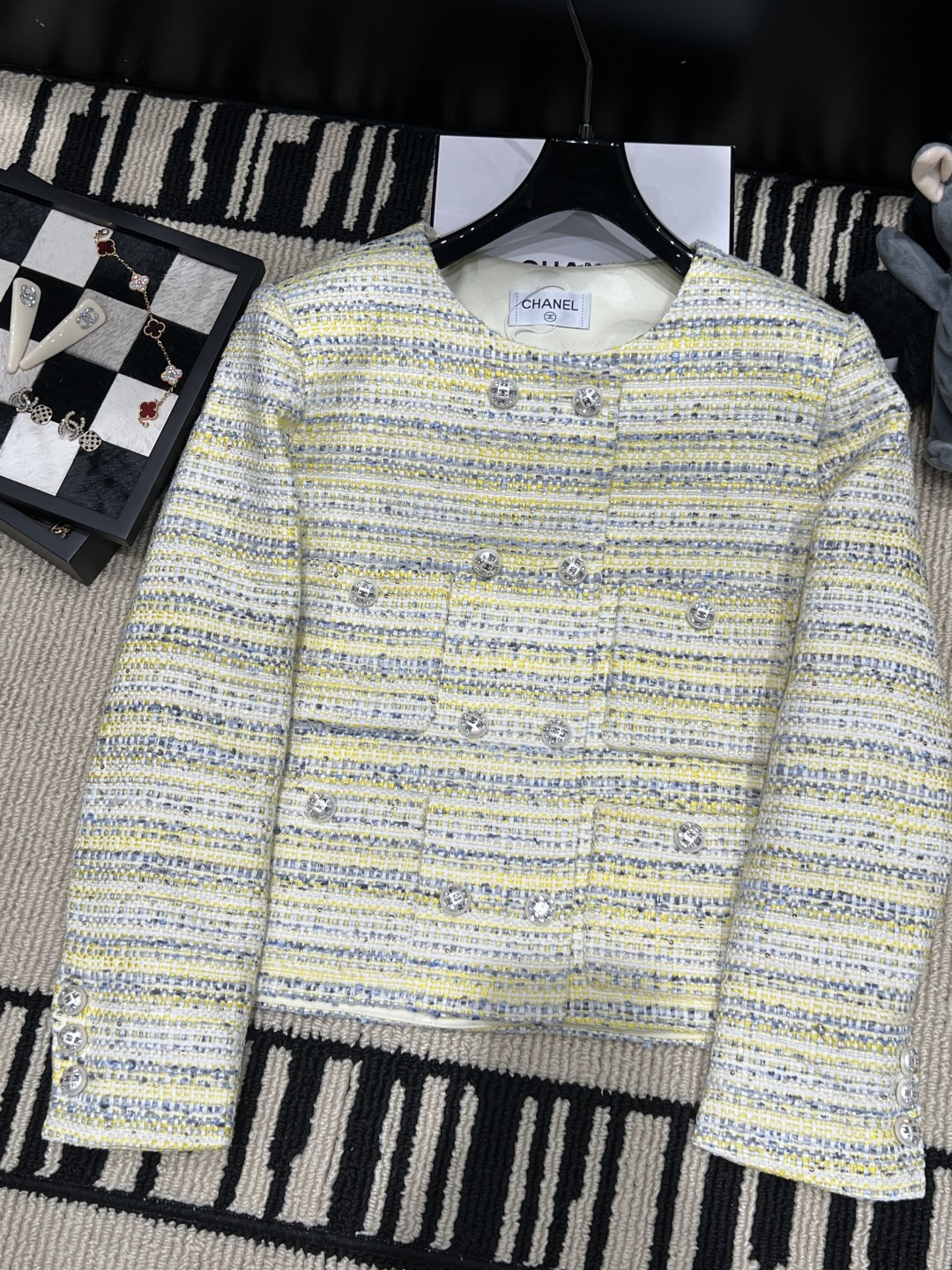 NO:933751,——Chane*—— 2026 early autumn small fragrant style jacket, exclusive custom-made version, tweed fabric lining with comfortable and soft silk in three colors of yellow, blue and white, fresh and elegant round neck + double-breasted design, with pearl buttons, full of sophistication, easy to wear and super versatile, love it SML,,chanel,jackets & coats,real silk,19860909——Chane*——2026早秋小香风外套,独家定制开版,粗花呢面料内里真丝舒适柔软黄蓝白三色交织,清新优雅圆领+双排扣设计,配珍珠纽扣,精致感满满 上身不挑人超级百搭款,爱了爱了SML,,chanel,jackets & coats,real silk,,Women's clothing
