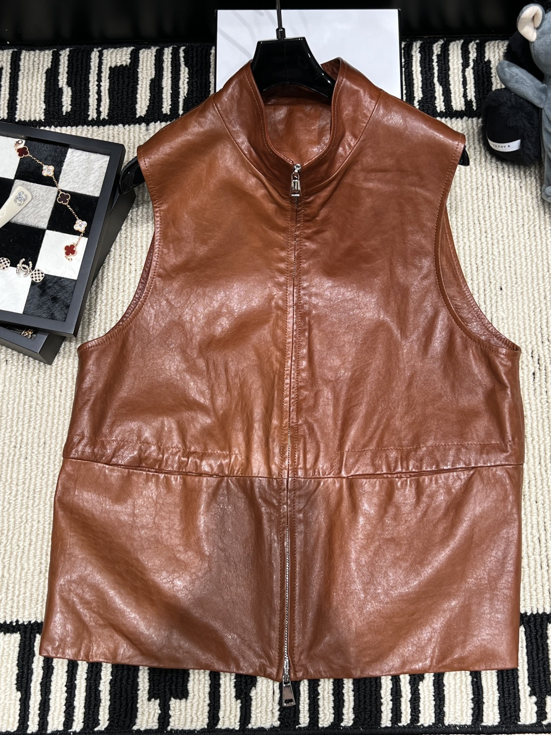 NO:933803,——Korean designer brand——ANNAMOOE* 2026 new autumn and winter leather vest, high-quality sheep leather surface with natural luster, soft and stylish touch. Stand-up collar + zipper design, easy to put on and take off, simple and cool, super layered in autumn and winter, retro street style is easy to master!  Code numberSMLXL,,sheepskin,19860909——韩国设计师品牌——ANNAMOOE*2026秋冬新款皮马甲,高品质绵羊皮表面自然光泽,触感柔软有型.立领+拉链设计,穿脱方便,简约又酷飒,秋冬叠穿超有层次感复古街头风轻松拿捏！码数SMLXL,,sheepskin,,Women's clothing