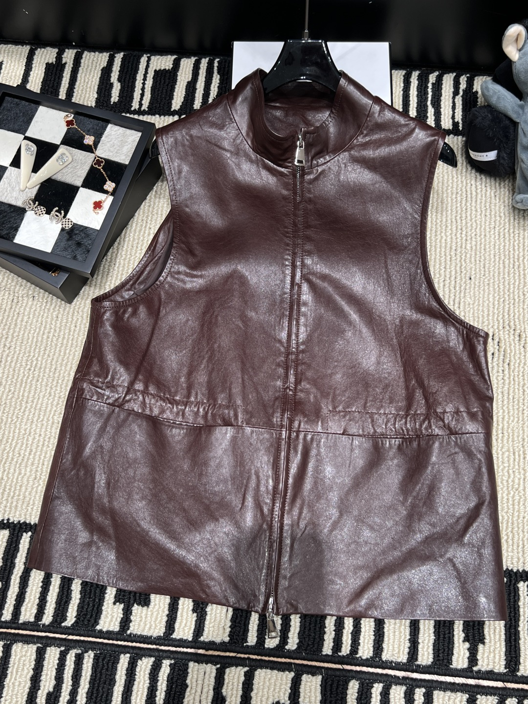 NO:942195,- Korean niche designer brand - ANNAMOOE* 2026 new autumn and winter leather vest, high-quality sheep leather surface with natural luster, soft and stylish touch. Stand-up collar + zipper design, easy to put on and take off, simple and cool, super layered in autumn and winter, retro street style is easy to master!  Size SMLXL, women's clothing, loro piana, sheepskin,19860909——韩国小众设计师品牌——ANNAMOOE*2026秋冬新款皮马甲,高品质绵羊皮表面自然光泽,触感柔软有型.立领+拉链设计,穿脱方便,简约又酷飒,秋冬叠穿超有层次感复古街头风轻松拿捏！码数SMLXL,女装,loro piana,sheepskin,,Women's clothing