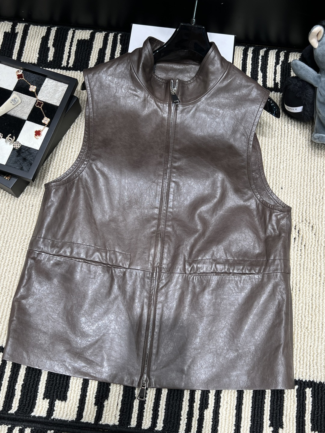 NO:933738,- Korean niche designer brand - ANNAMOOE* 2026 new autumn and winter leather vest, high-quality sheepskin surface with natural luster, soft and stylish touch. Stand-up collar + zipper design, easy to put on and take off, simple and cool, super layered in autumn and winter, retro street style is easy to master!  Size SMLXL, women's clothing, loro piana, sheepskin,19860909——韩国小众设计师品牌——ANNAMOOE*2026秋冬新款皮马甲,高品质绵羊皮表面自然光泽,触感柔软有型.立领+拉链设计,穿脱方便,简约又酷飒,秋冬叠穿超有层次感复古街头风轻松拿捏！码数SMLXL,女装,loro piana,sheepskin,,Women's clothing