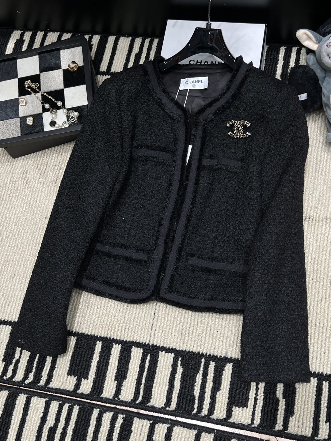 NO:933779,——chane*——2026 new autumn and winter small fragrance jacket Chanel classic black tweed jacket, hairy lace double C metal brooch, the details are elegant and advanced, size SML,,chanel,chanel,jackets & coats,brooch,breastpin,19860909——chane*——2026秋冬新款小香风外套香奈儿经典黑色粗花呢外套, 毛须花边双C金属胸针,细节满分优雅又高级,码数SML,,chanel,chanel,jackets & coats,brooch，breastpin,,Women's clothing