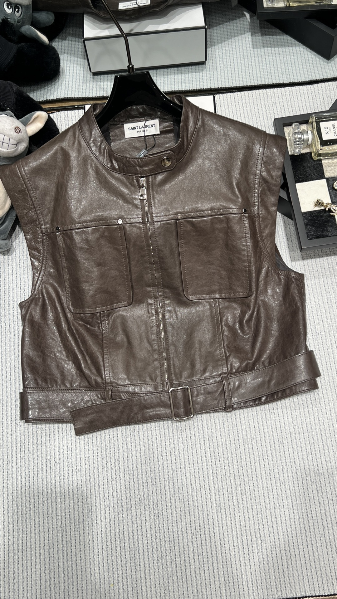 NO:934457,——SYL—— 2026 Autumn and Winter new leather vest, the sheepskin material is soft and shiny, full of retro feel. Short sleeveless design + zipper + symmetrical pockets, adjustable waist strap, body modification and practicality. Motorcycle style combines retro elements, easy to create sweet cool or retro street style!  Code numberSMLXL,,sheepskin,19860909——SYL——2026秋冬新款皮马甲,绵羊皮材质柔软有光泽,复古感满满.短款无袖设计+拉链+对称口袋,腰部绑带可调节,修饰身形又实用.机车风融合复古元素,轻松打造甜酷或复古街头风！码数SMLXL,,sheepskin,,Women's clothing