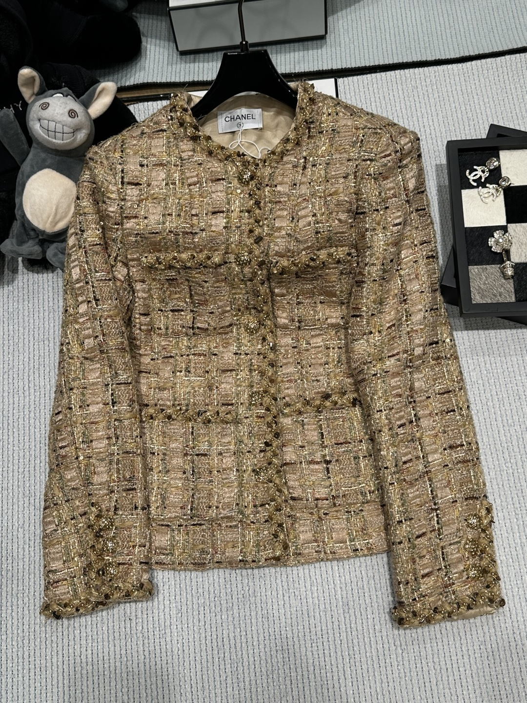 NO:934416,——chane*——2026 new autumn style mid-century tweed jacket, golden tweed blended yarn + metal wire, full of luxury!  The metal buttons are embellished with details. Exclusively developed handmade custom lace, tea crystals, pearls and tiger eye stones, unique design, retro and gorgeous!  Size SML,,chanel,jackets & coats,19860909——chane*——2026秋新款中古粗花呢外套,金色花呢混纺纱线+金属丝,奢华感满满！金属纽扣点缀细节感满满.独家开发纯手工定制花边,茶水晶,珍珠虎眼石独一无二的设计感,复古又华丽！码数SML,,chanel,jackets & coats,,Women's clothing