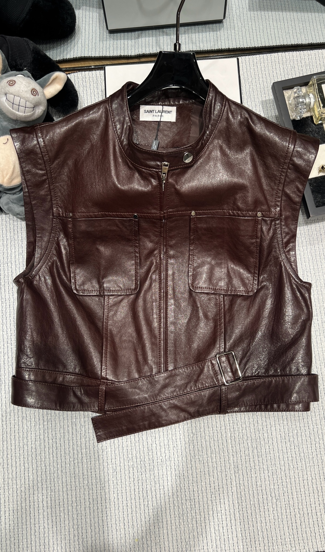 NO:934445,——SYL—— 2026 Autumn and Winter new leather vest, the sheepskin material is soft and shiny, full of retro feel. Short sleeveless design + zipper + symmetrical pockets, adjustable waist strap, body modification and practicality. Motorcycle style combines retro elements, easy to create sweet cool or retro street style!  Code numberSMLXL,,sheepskin,19860909——SYL——2026秋冬新款皮马甲,绵羊皮材质柔软有光泽,复古感满满.短款无袖设计+拉链+对称口袋,腰部绑带可调节,修饰身形又实用.机车风融合复古元素,轻松打造甜酷或复古街头风！码数SMLXL,,sheepskin,,Women's clothing