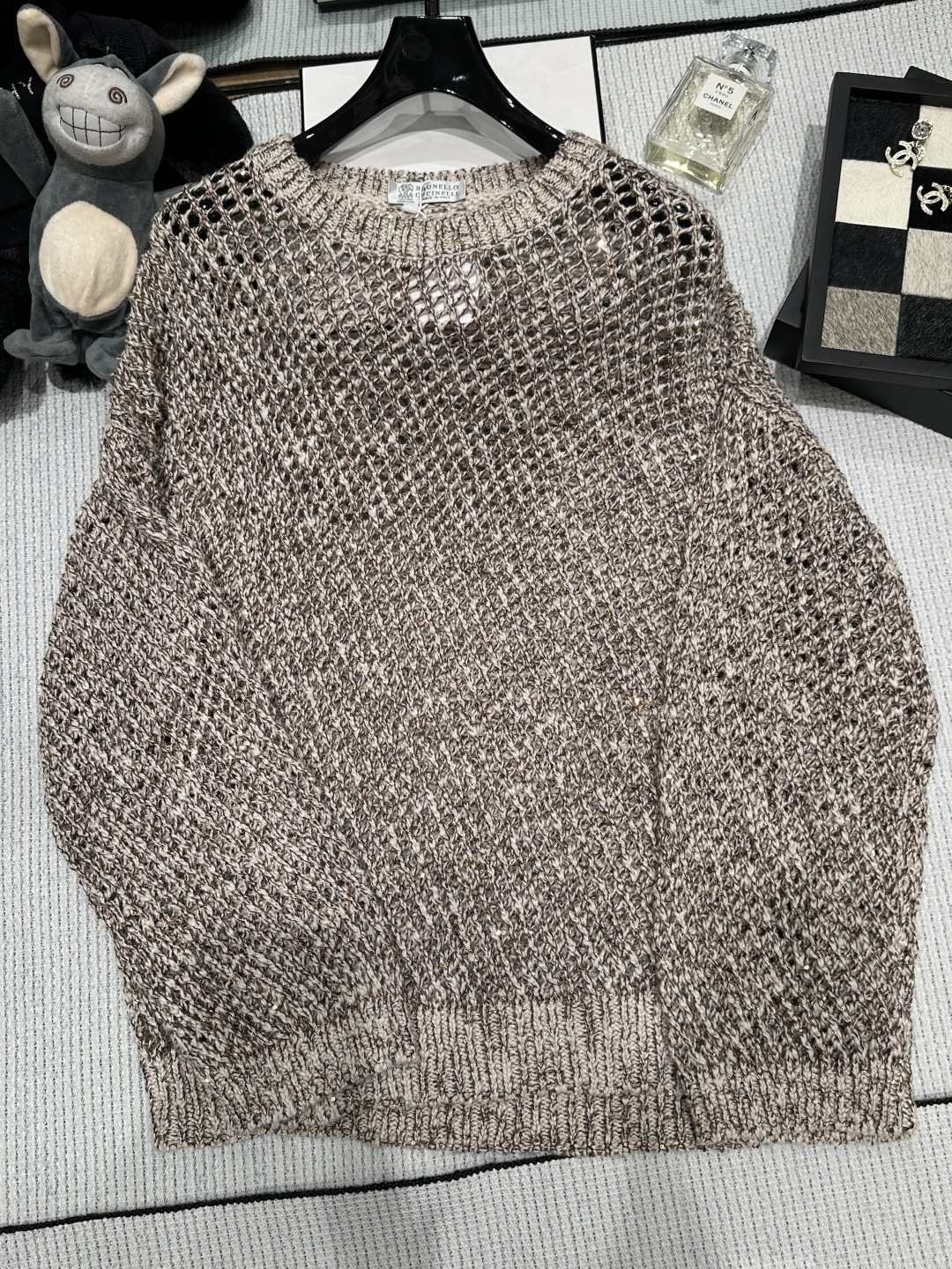 NO:934427,——BC—— The new 2026 autumn and winter hollow sweater is made of linen and silk blended fabrics, with a brown mixed thread design, low-key and luxurious. The hollow weaving process makes the whole body light and breathable, with a loose fit + round neck, comfortable and fashionable, and the elegant temperament is easy to get. Size SML, real silk,19860909——BC——2026秋冬新款镂空针织衫,采用亚麻、真丝混纺,咖色混线设计,低调奢华.镂空编织工艺让整体轻盈透气,宽松版型+圆领,舒适又时髦,优雅气质轻松get.码数SML,,real silk,,Women's clothing