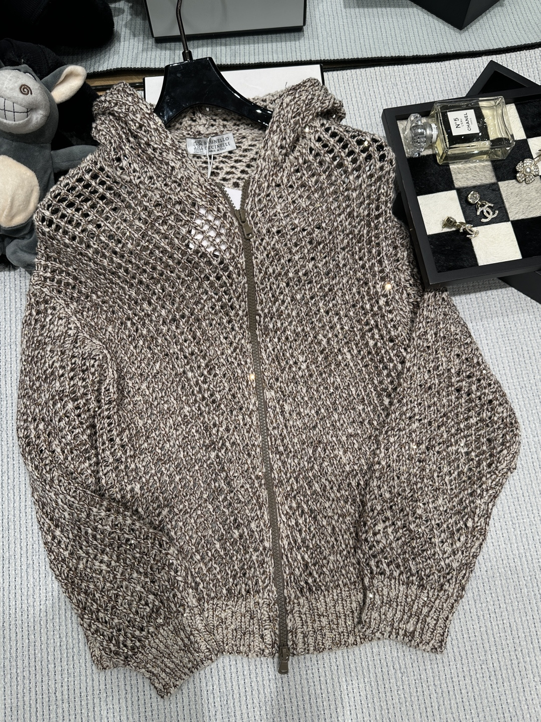 NO:934417,——BC—— 2026 new autumn and winter sequined hollow hooded knitted cardigan, made of silk and linen blended yarn, hand-made hollow weaving, sequined embellishment, low-key sparkle. Hood + zipper design, practical and fashionable, very suitable for early autumn wear. The fabric is breathable and skin-friendly, and the loose version is comfortable and not flattering on the figure, easily creating a lazy and high-end sense. A must-have for quiet luxury old money style, real silk, hats,19860909——BC——2026秋冬新款珠片镂空连帽针织开衫,采用真丝、亚麻混纺纱线,手工镂空织法,珠片点缀,低调闪耀.连帽+拉链设计,实用又时髦,早秋穿搭超适合.面料透气亲肤,宽松版型,舒适不挑身材,轻松打造慵懒高级感.静奢老钱风必备,,real silk,hats,,Women's clothing