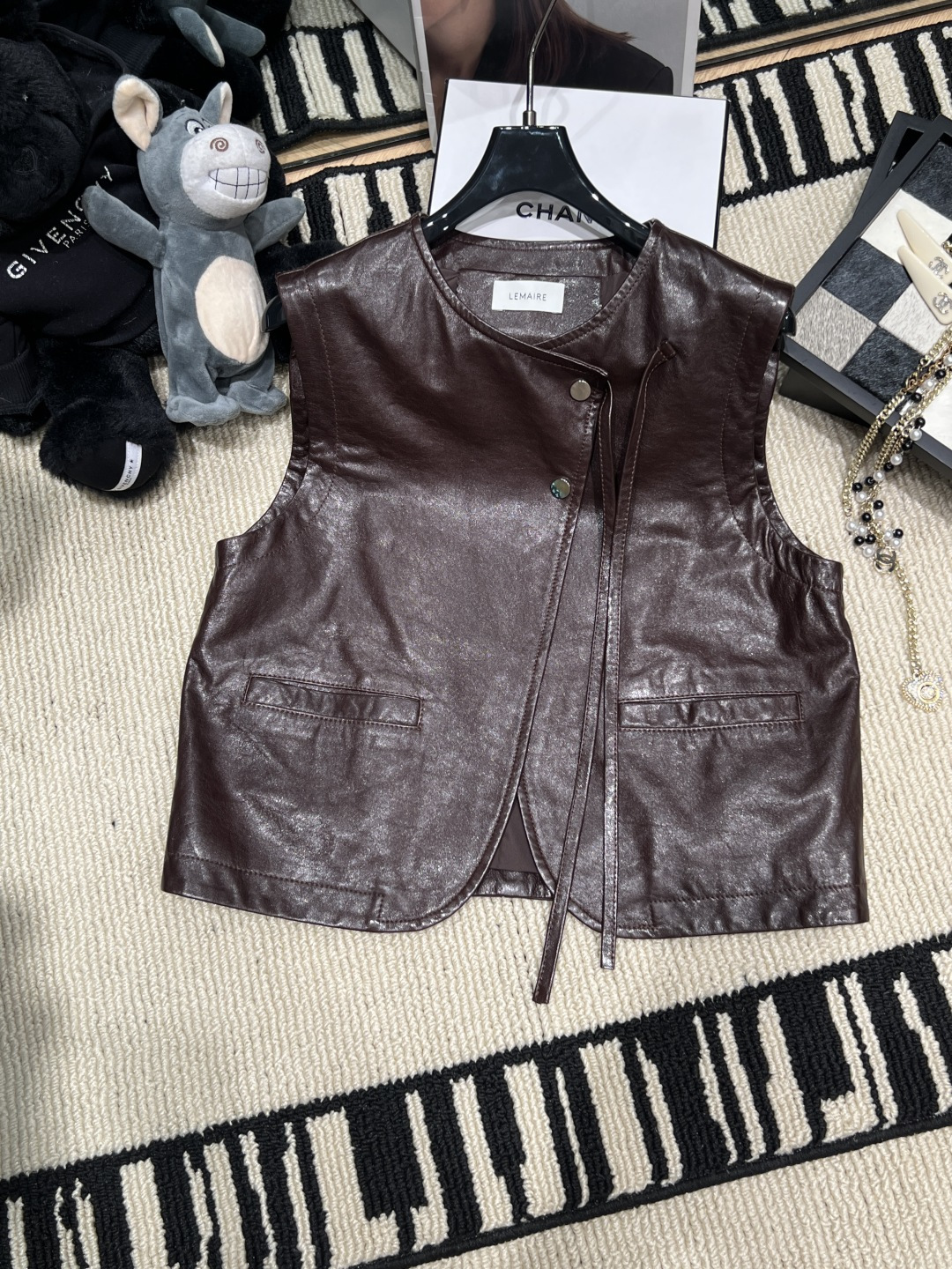 NO:942208,——Lemair*——2026 new autumn and winter leather vest, full of retro luster, soft and stylish texture, round neck and sleeveless design, super versatile!  The double front pockets + metal buttons are practical and detailed. They look great when layered with shirts, sweaters or dresses in spring and autumn. They have a retro and fashionable feel!  Size SMLXL, women's clothing, loro piana, skirts, shirts,19860909——Lemair*——2026秋冬新款皮马甲,复古光泽感满满,质地柔软有型,圆领无袖设计超百搭！正面双口袋+金属纽扣,实用又有细节感,春秋叠穿衬衫、针织衫或连衣裙都很出彩,复古时髦感拿捏住啦！码数SMLXL,女装,loro piana,skirts,shirts,,Women's clothing