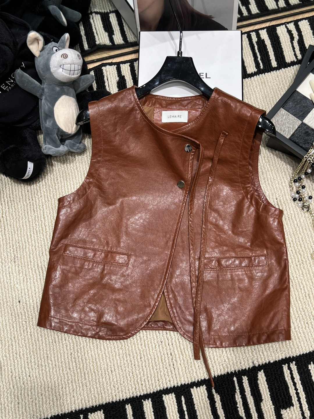 NO:941150,——Lemair*——2026 new autumn and winter leather vest, full of retro luster, soft and stylish texture, round neck and sleeveless design, super versatile!  The double front pockets + metal buttons are practical and detailed. They look great when layered with shirts, sweaters or dresses in spring and autumn. They have a retro and fashionable feel!  Size SMLXL, women's clothing, loro piana, skirts, shirts,19860909——Lemair*——2026秋冬新款皮马甲,复古光泽感满满,质地柔软有型,圆领无袖设计超百搭！正面双口袋+金属纽扣,实用又有细节感,春秋叠穿衬衫、针织衫或连衣裙都很出彩,复古时髦感拿捏住啦！码数SMLXL,女装,loro piana,skirts,shirts,,Women's clothing
