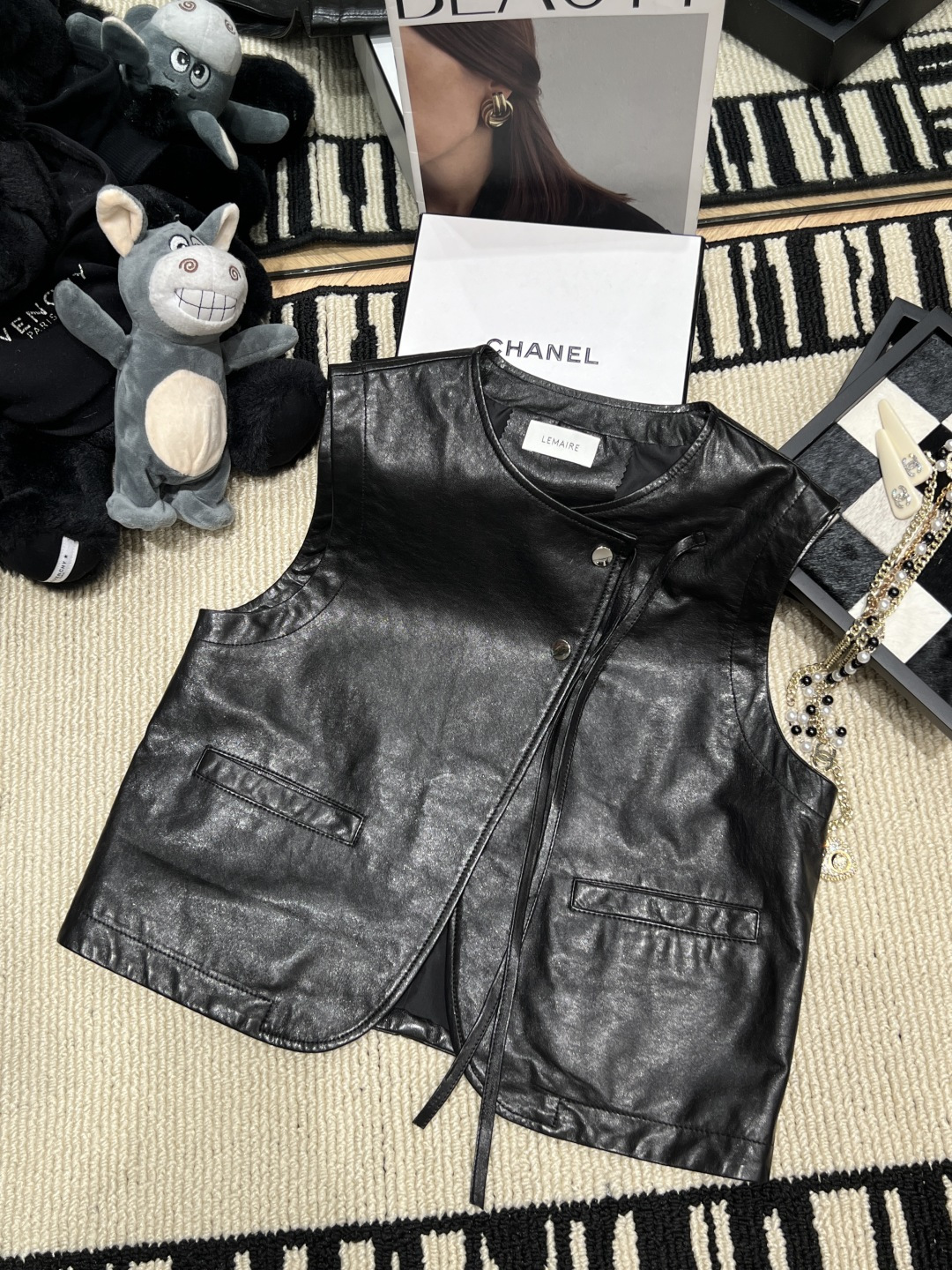 NO:942211,——Lemair*——2026 new autumn and winter leather vest, full of retro luster, soft and stylish texture, round neck and sleeveless design, super versatile!  The double front pockets + metal buttons are practical and detailed. They look great when layered with shirts, sweaters or dresses in spring and autumn. They have a retro and fashionable feel!  Size SMLXL, women's clothing, loro piana, skirts, shirts,19860909——Lemair*——2026秋冬新款皮马甲,复古光泽感满满,质地柔软有型,圆领无袖设计超百搭！正面双口袋+金属纽扣,实用又有细节感,春秋叠穿衬衫、针织衫或连衣裙都很出彩,复古时髦感拿捏住啦！码数SMLXL,女装,loro piana,skirts,shirts,,Women's clothing