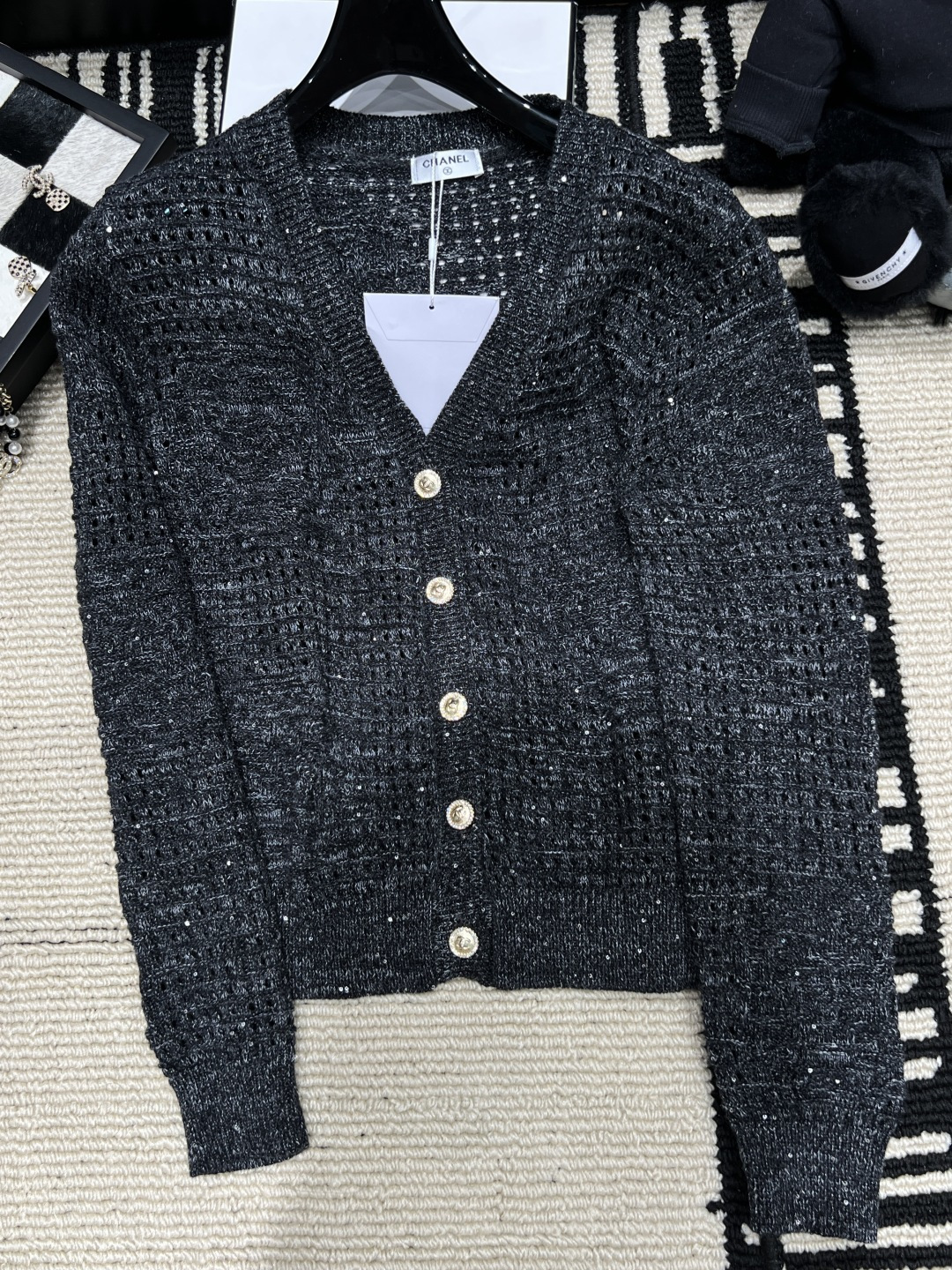 NO:941156,——CHANE*——2026 Autumn and Winter New Camellia Hollow Knitted Cardigan Camellia Mountain hollow texture design, full of visual layering, embellished with metal buttons, exquisite and practical. Gentle and lazy style is easy to handle ~ size SML, Chanel-clothing, chanel, chanel, loro piana,19860909——CHANE*——2026秋冬新款山茶花镂空针织开衫山茶山镂空肌理设计,视觉层次感满满,金属纽扣点缀,精致又实用.温柔慵懒风轻松拿捏～码数SML,香奈儿-服装,chanel,chanel,loro piana,,Women's clothing