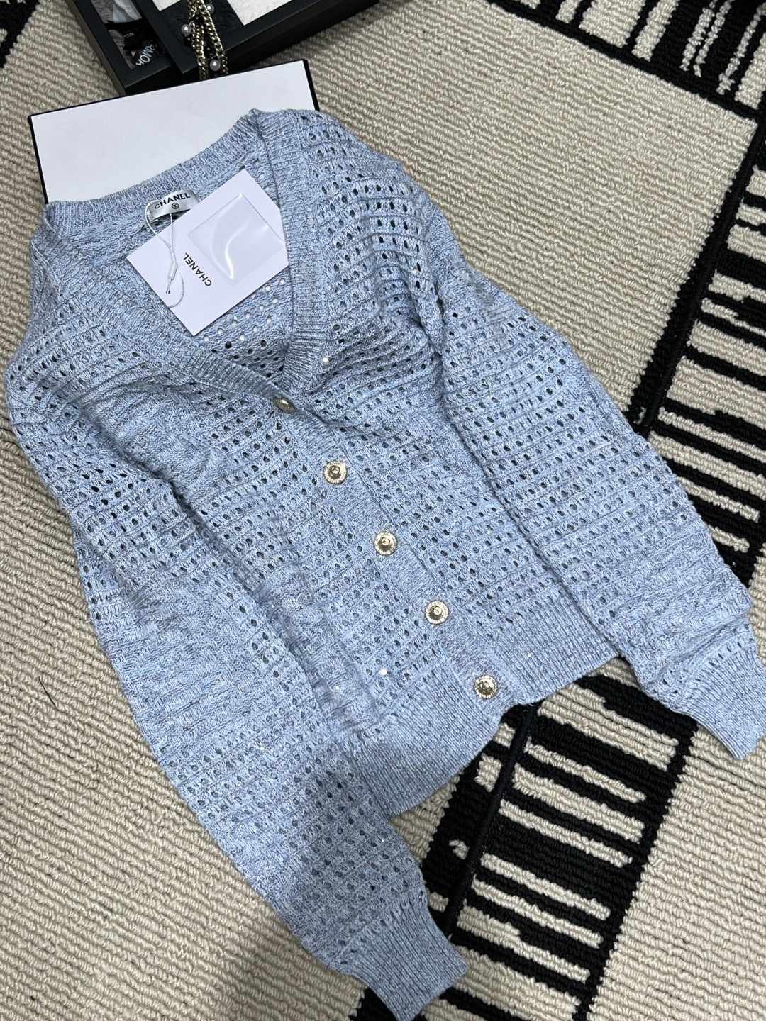 NO:943695,——CHANE*——2026 Autumn and Winter New Camellia Hollow Knitted Cardigan Camellia Mountain hollow texture design, full of visual layering, embellished with metal buttons, exquisite and practical. Gentle and lazy style, easy to handle ~ Size SML,,chanel,19860909——CHANE*——2026秋冬新款山茶花镂空针织开衫山茶山镂空肌理设计,视觉层次感满满,金属纽扣点缀,精致又实用.温柔慵懒风轻松拿捏～码数SML,,chanel,,Women's clothing