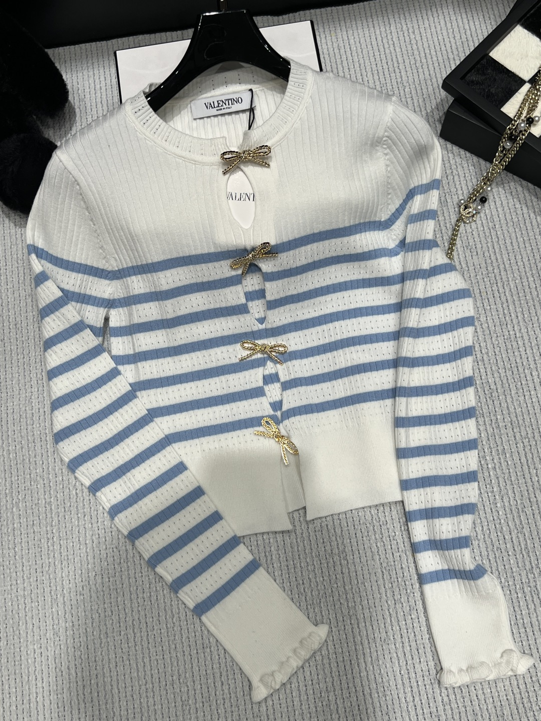 NO:943689,——Valentin*——2026 autumn and winter new blue and white striped knitted cardigan, blue and white stripes + gold bow buttons, full of sophistication. The round neck design is simple and elegant, the cuffs and hem are slightly gathered, modifying the figure. Size SML,, valentino,19860909——Valentin*——2026秋冬新款蓝白条纹针织开衫 蓝白条纹+金色蝴蝶结纽扣,精致感满满.圆领设计简约大方,袖口和下摆微收,修饰身形.码数SML,,valentino,,Women's clothing