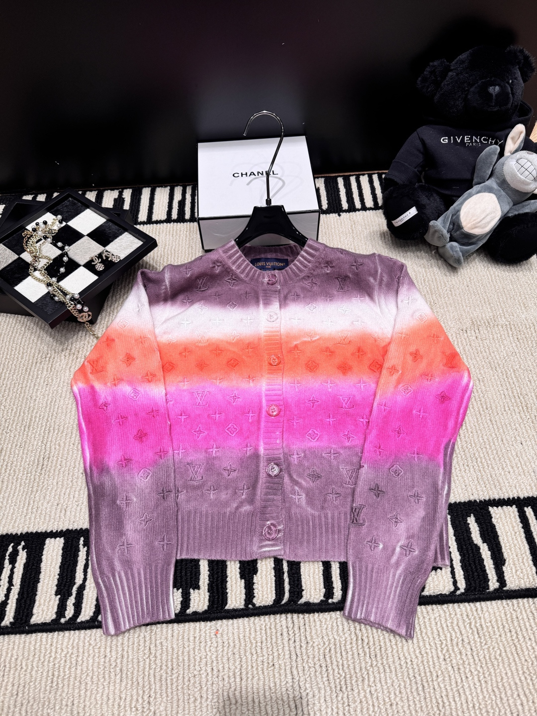NO:943683,——LV—— The 2026 autumn and winter new gradient embossed cashmere cardigan is made of cashmere, which is light and soft, with purple, pink and orange gradient + Monogram embossed jacquard, full of three-dimensionality, and ultra-exquisite craftsmanship. The hanging dyeing process makes the colors soft and smudged, giving it a girly feel. It is a popular item in the LV women's clothing series!  Code number SML,,louis vuitton,19860909——LV——2026秋冬新款渐变浮雕羊绒开衫采用山羊绒,轻盈软糯,紫粉橙渐变+Monogram浮雕提花,立体感满满,工艺超精致.吊染工艺让色彩柔和晕染,少女感爆棚,是LV女装系列的热门单品！码数SML,,louis vuitton,,Women's clothing