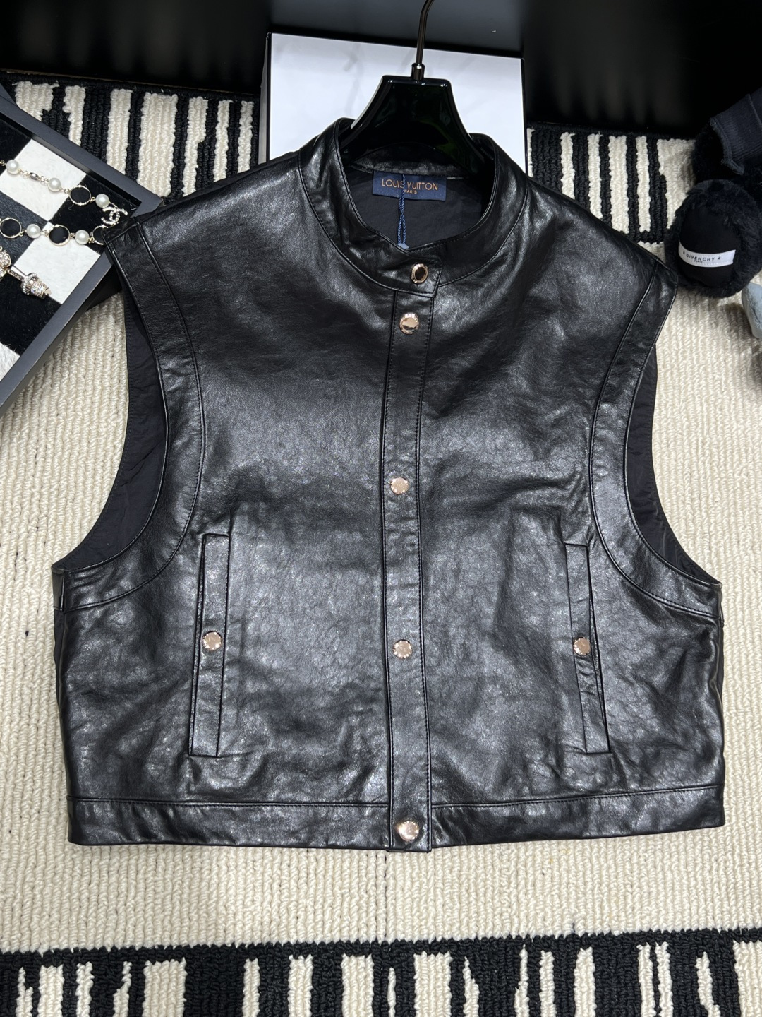 NO:941460,——LV——The new 2026 autumn and winter flight mode leather vest is made of Napa lambskin, which is soft and durable, embellished with metal buttons, simple and neat. The sleeveless design is perfect for layering, and the stand-up collar design adds a cool temperament. It is a must-have item for light luxury wear!  Size S-XL,Louis Vuitton-clothing,louis vuitton,louis vuitton,loro piana,sheepskin,19860909——LV——2026秋冬新款飞行模式皮马甲选用纳帕小羊皮,柔软又耐用,金属纽扣点缀,简约利落.无袖设计超适合叠穿,立领设计增添酷飒气质,是轻奢穿搭必备单品！码数S-XL,路易威登-服装,louis vuitton,louis vuitton,loro piana,sheepskin,,Women's clothing