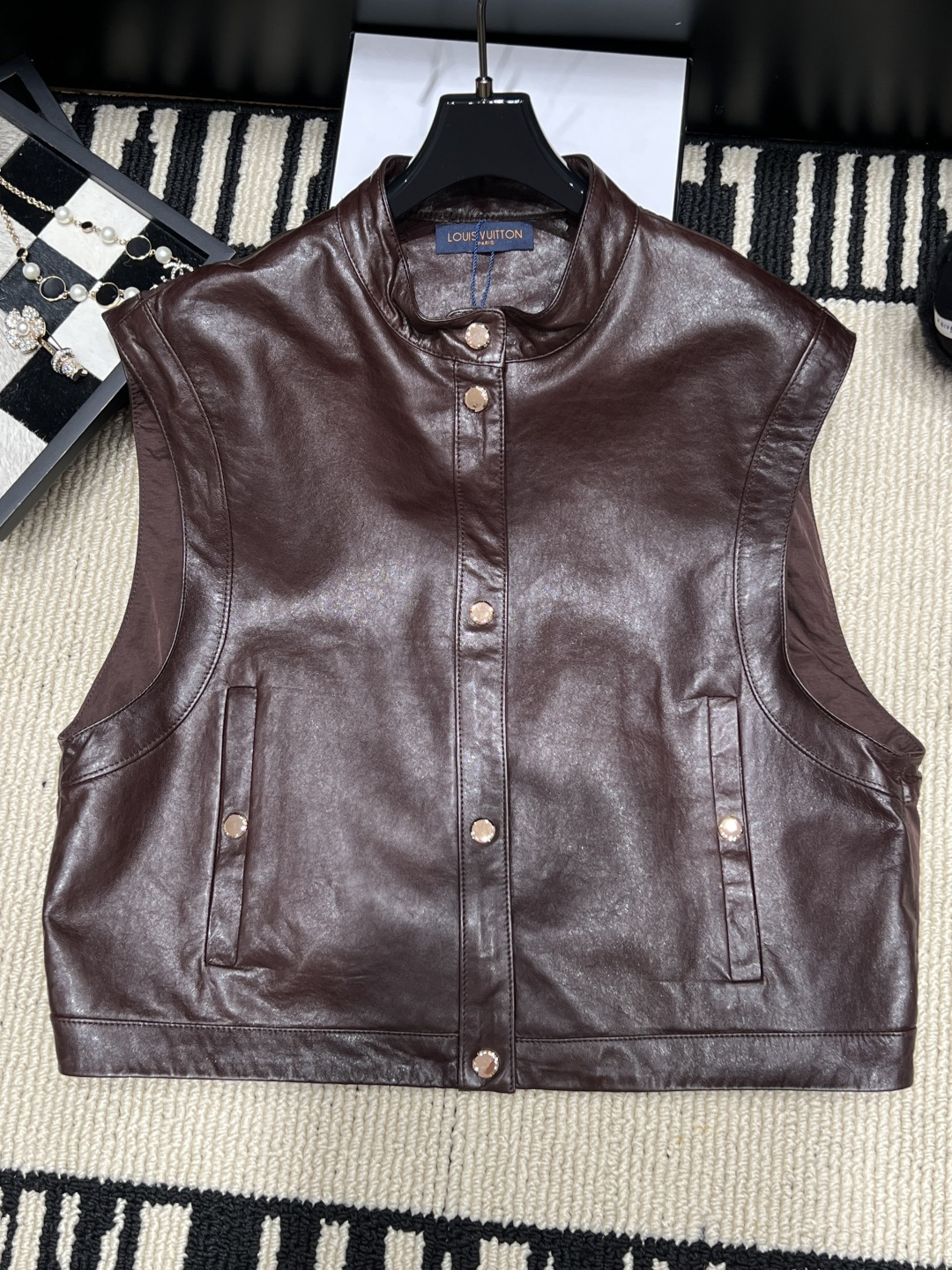 NO:941455,——LV——The new 2026 autumn and winter flight mode leather vest is made of Napa lambskin, which is soft and durable, embellished with metal buttons, simple and neat. The sleeveless design is perfect for layering, and the stand-up collar design adds a cool temperament. It is a must-have item for light luxury wear!  Size S-XLp,Louis Vuitton-clothing,louis vuitton,louis vuitton,loro piana,sheepskin,19860909——LV——2026秋冬新款飞行模式皮马甲选用纳帕小羊皮,柔软又耐用,金属纽扣点缀,简约利落.无袖设计超适合叠穿,立领设计增添酷飒气质,是轻奢穿搭必备单品！码数S-XLp,路易威登-服装,louis vuitton,louis vuitton,loro piana,sheepskin,,Women's clothing