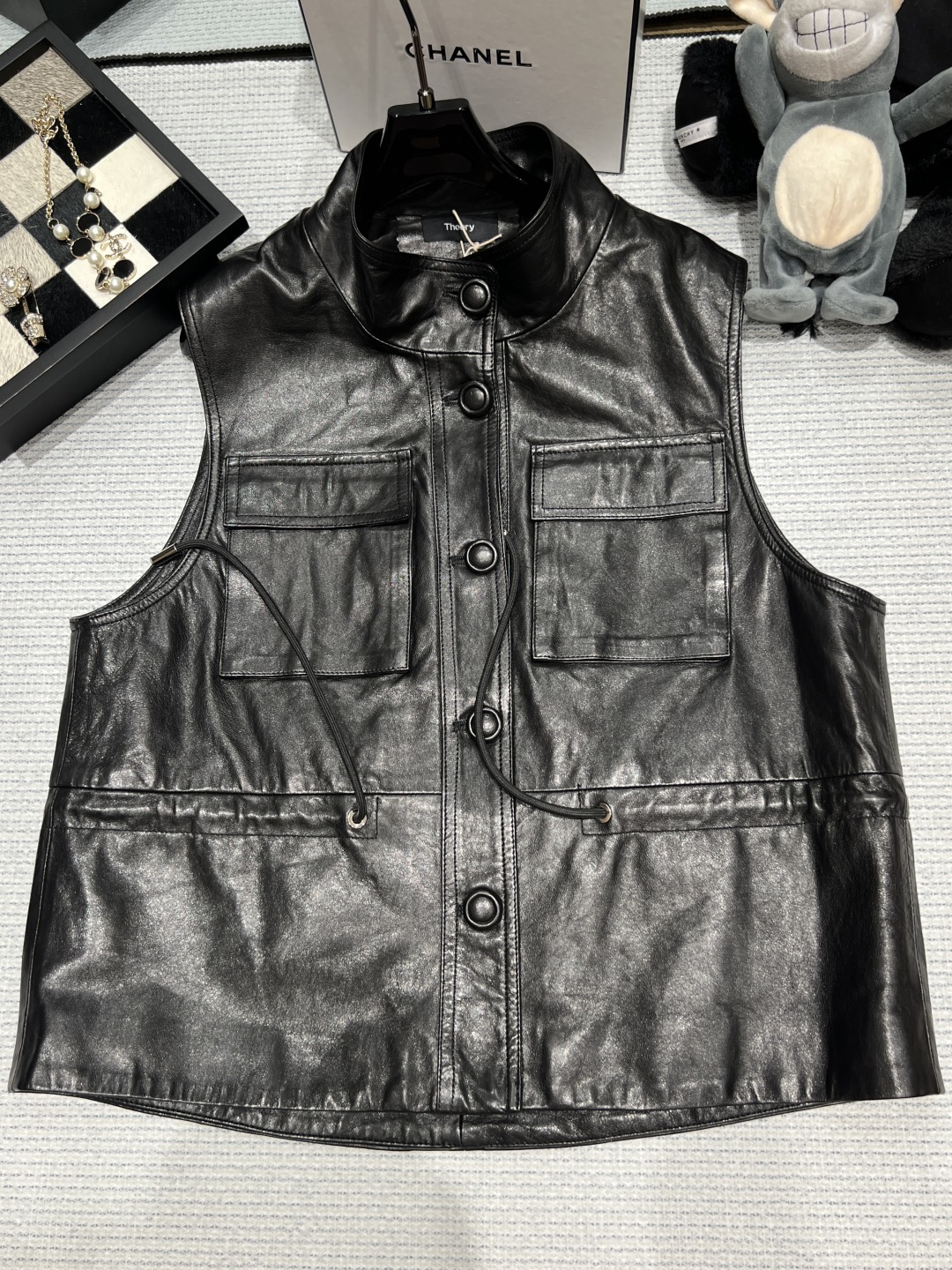 NO:941477,——Theor*——2026 Autumn and Winter new leather vest, stand-up collar + symmetrical flap pockets, practical and stylish. Large front button opening and bottom drawstring can adjust the elasticity, making it more flexible to wear. It is very suitable for layering in autumn and winter. It goes well with shirts, sweaters or sweaters. Get the retro casual style!  Size SMLXL, women's clothing, loro piana, hoodie, sweatshirts, sweaters, shirts,19860909——Theor*——2026秋冬新款皮马甲,立领+对称翻盖口袋,实用又有型.正面大纽扣开合,底部抽绳可调节松紧,穿搭更灵活.秋冬季节叠穿超合适,搭配衬衫、毛衣或卫衣都很出彩,复古休闲风get！码数SMLXL,女装,loro piana,hoodie,sweatshirts,sweaters,shirts,,Women's clothing