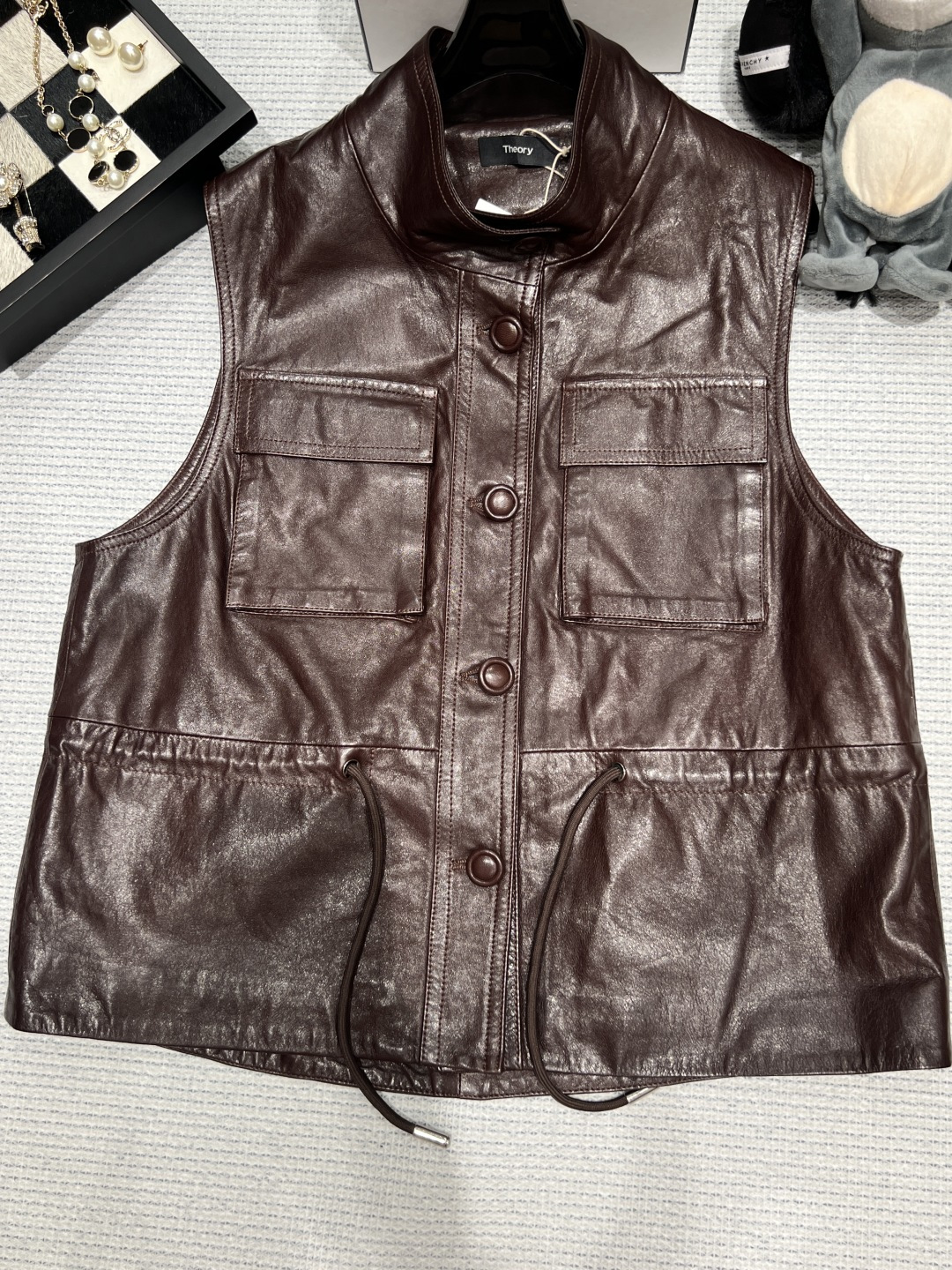 NO:941465,——Theor*——2026 Autumn and Winter new leather vest, stand-up collar + symmetrical flap pockets, practical and stylish. Large front button opening and bottom drawstring can adjust the elasticity, making it more flexible to wear. It is very suitable for layering in autumn and winter. It goes well with shirts, sweaters or sweaters. Get the retro casual style!  Size SMLXL, women's clothing, loro piana, hoodie, sweatshirts, sweaters, shirts,19860909——Theor*——2026秋冬新款皮马甲,立领+对称翻盖口袋,实用又有型.正面大纽扣开合,底部抽绳可调节松紧,穿搭更灵活.秋冬季节叠穿超合适,搭配衬衫、毛衣或卫衣都很出彩,复古休闲风get！码数SMLXL,女装,loro piana,hoodie,sweatshirts,sweaters,shirts,,Women's clothing
