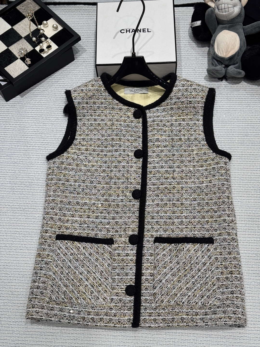 NO:946325,——VALENTIO*—— 2026 Autumn and Winter tweed vest, black piping + round buttons, simple and elegant. Sleeveless design, wear alone or layered with shirts in spring and autumn, easily create a French retro atmosphere. Size SML one price, valentino, shirts,19860909——VALENTIO*—— 2026秋冬粗花呢马甲,黑色滚边+圆纽扣,简约优雅.无袖设计,春秋单穿或叠搭衬衫、轻松打造法式复古氛围感码数SML一口价,,valentino,shirts,,Women's clothing