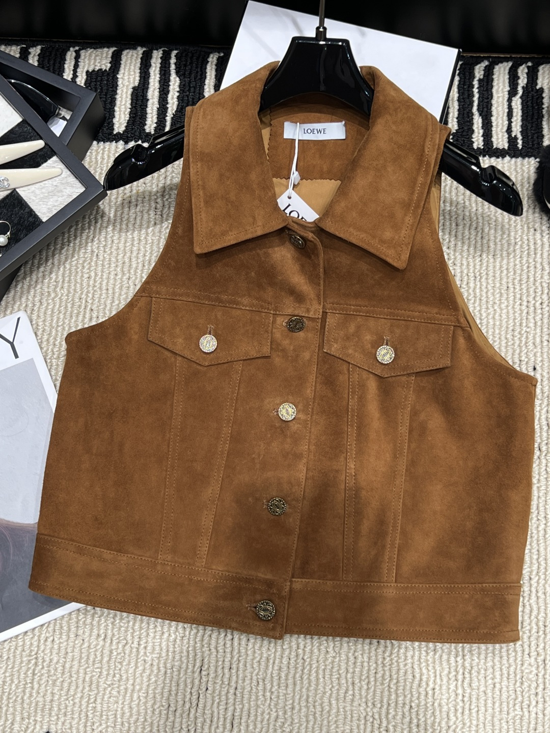 NO:944640,——LOEW*——The 2026 autumn and winter new suede vest is made of soft and textured suede material, with lapels + symmetrical pockets + metal button design, retro and practical. Sleeveless cut, super easy to layer in spring and autumn, and looks great with shirts, T-shirts or knitted fabrics, easily creating a sense of layering. Suede leather is recommended to avoid water stains and stains, and use a soft cloth to wipe it daily for maintenance ~ Code number SMLXLp, Loewe-Clothing, loro  piana,loewe,loewe,shirts,tees,t-shirt,chamois leather,19860909——LOEW*——2026秋冬新款麂皮马甲绒面材质柔软有质感,翻领+对称口袋+金属纽扣设计,复古又实用.无袖剪裁,春秋叠穿超方便,搭配衬衫、T恤或针织都很出彩,轻松打造层次感.麂皮建议避免水渍和污渍,日常用软布轻擦保养哦～码数SMLXLp,罗意威-服装,loro piana,loewe,loewe,shirts,tees，t-shirt,chamois leather,,Women's clothing