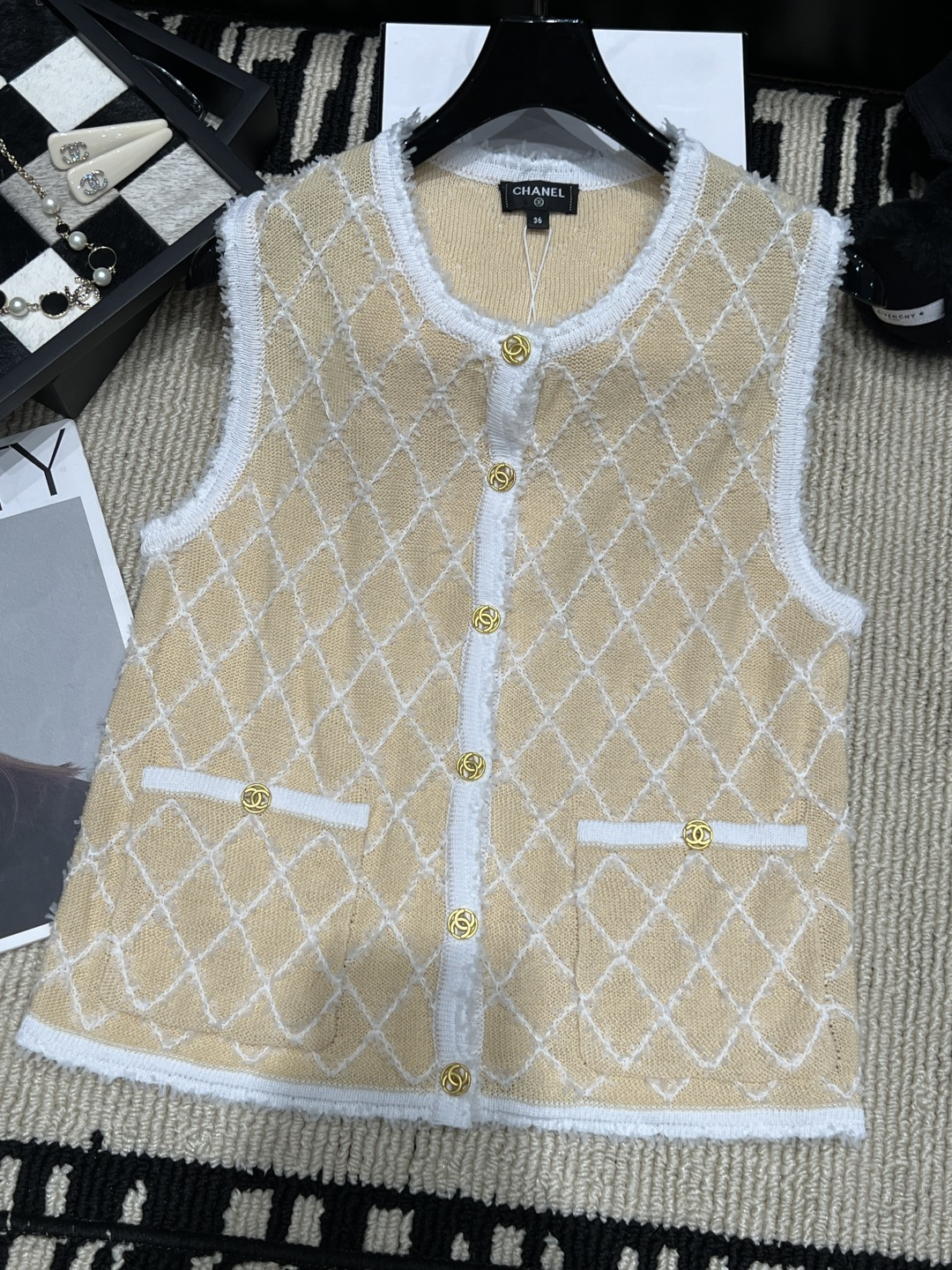 NO:946391,——Chane*——The new 2026 autumn and winter diamond pattern knitted vest has a classic sleeveless design, and the golden double C buttons are super recognizable. The knitted fabric is soft and comfortable, and the white piping details are exquisite, giving you an elegant retro temperament!  Code number SML,,chanel,19860909——Chane*——2026秋冬新款菱格纹针织马甲经典无袖设计,金色双C纽扣超有辨识度.针织面料柔软舒适,白色滚边细节精致,优雅复古气质拿捏住啦！码数SML,,chanel,,Women's clothing