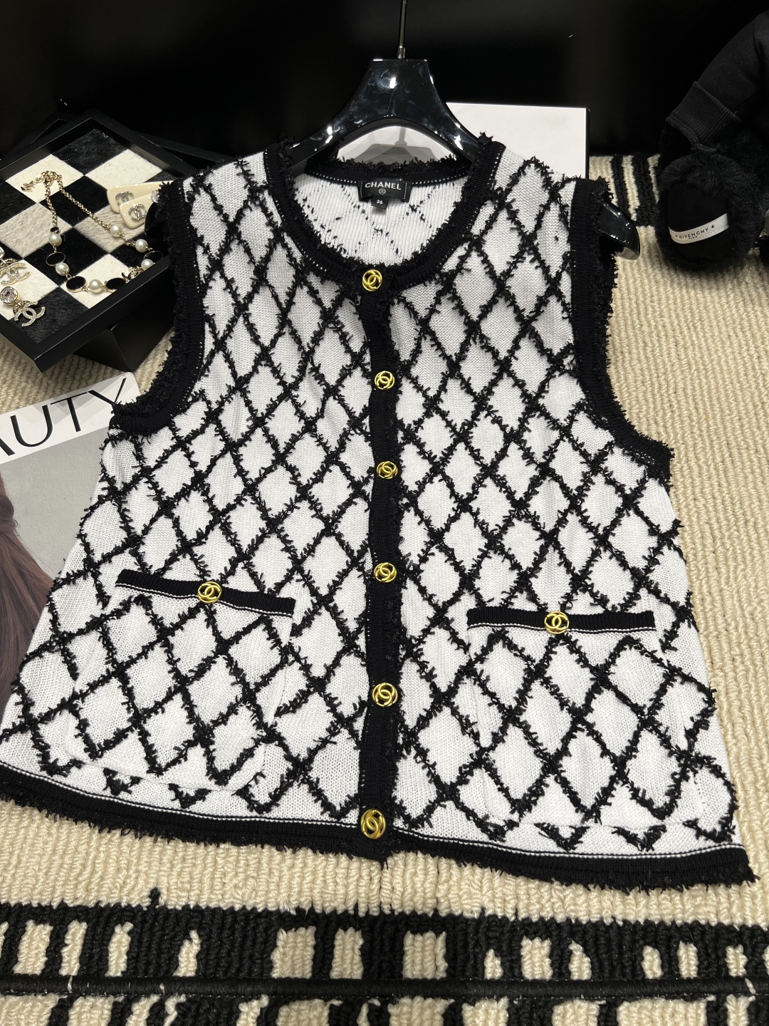 NO:946308,——Chane*——The new 2026 autumn and winter diamond pattern knitted vest has a classic sleeveless design, and the golden double C buttons are super recognizable. The knitted fabric is soft and comfortable, and the black piping details are exquisite, giving you an elegant retro temperament!  Code number SML,,chanel,19860909——Chane*——2026秋冬新款菱格纹针织马甲经典无袖设计,金色双C纽扣超有辨识度.针织面料柔软舒适,黑色滚边细节精致,优雅复古气质拿捏住啦！码数SML,,chanel,,Women's clothing