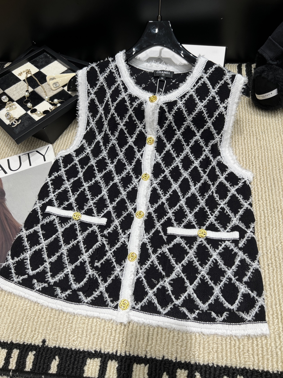 NO:946316,——Chane*——The new 2026 autumn and winter diamond pattern knitted vest has a classic sleeveless design, and the golden double C buttons are super recognizable. The knitted fabric is soft and comfortable, and the white piping details are exquisite, giving you an elegant retro temperament!  Code number SML,,chanel,19860909——Chane*——2026秋冬新款菱格纹针织马甲经典无袖设计,金色双C纽扣超有辨识度.针织面料柔软舒适,白色滚边细节精致,优雅复古气质拿捏住啦！码数SML,,chanel,,Women's clothing