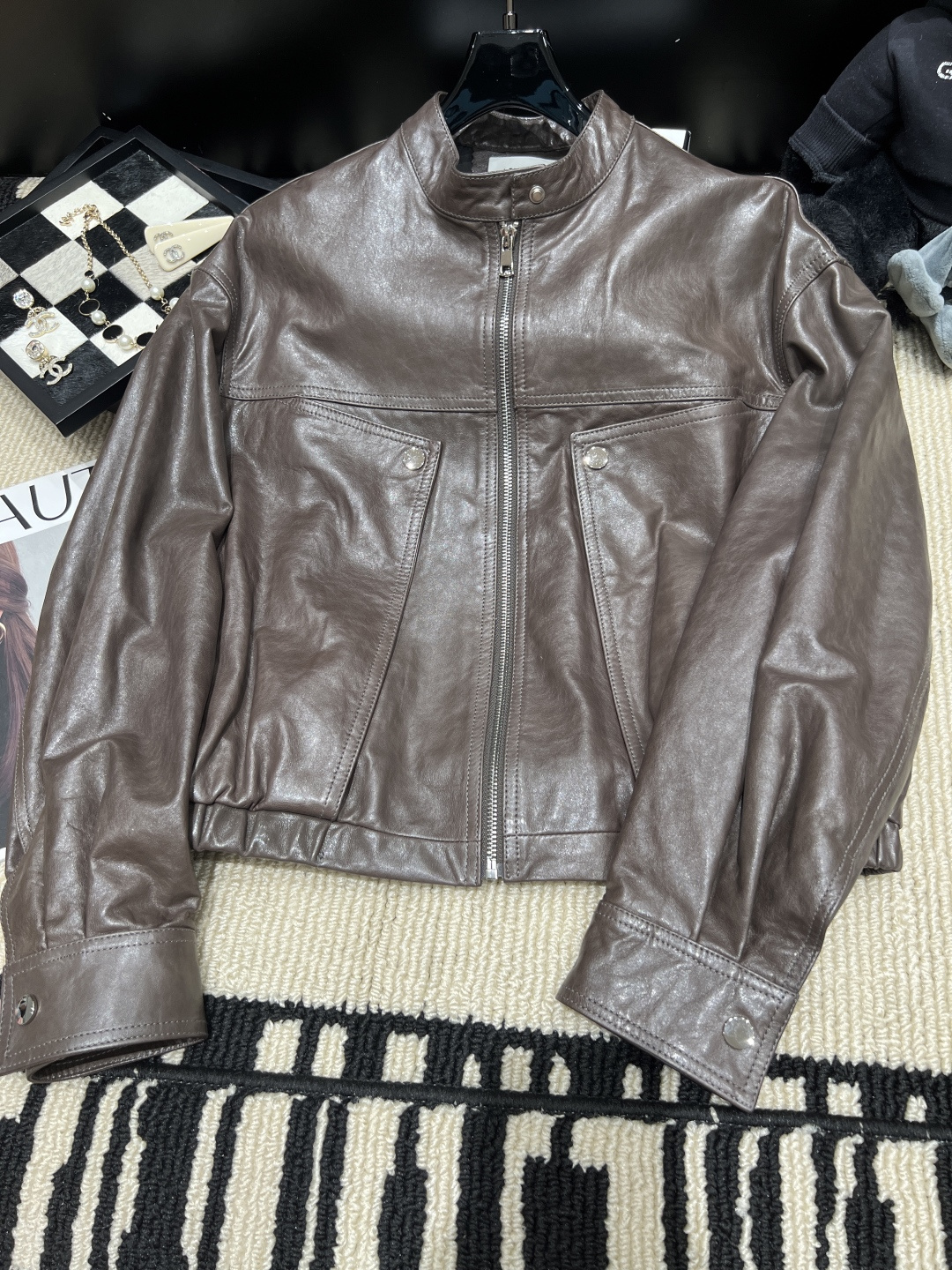 NO:946370,——Lemair*——The new 2026 autumn and winter retro leather jacket has a short stand-up collar + zipper design, full of motorcycle style!  Two symmetrical flap pockets are practical and stylish. The loose fit is not flattering on your body shape. It is very suitable for spring and autumn. It goes well with jeans or wide-leg pants and can easily create a cool street style. Sizes SMLXL, jeans, jackets & coats, leather jacket,19860909——Lemair*——2026秋冬新款复古皮衣外套短款立领+拉链设计,机车风满满！两个对称翻盖口袋,实用又有型,宽松版型不挑身材,春秋季节穿超合适.配牛仔裤或阔腿裤都很出彩,轻松打造酷飒街头风码数SMLXL,,jeans,jackets & coats,leather jacket,,Women's clothing