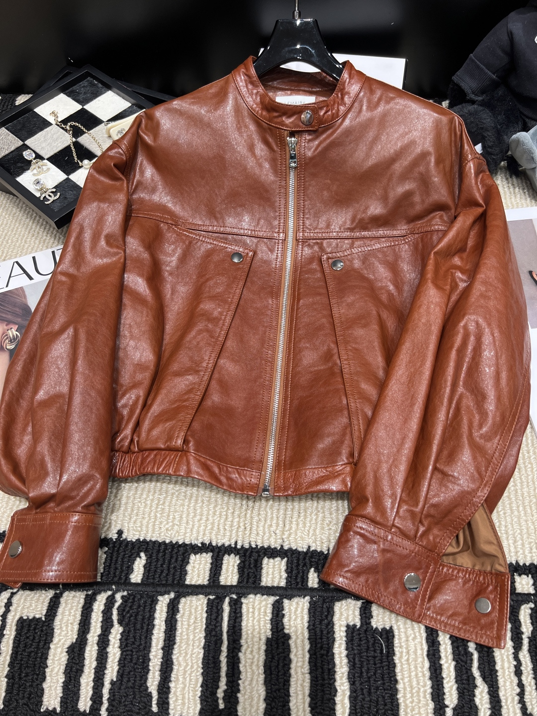 NO:947847,——Lemair*——The new 2026 autumn and winter retro leather jacket has a short stand-up collar + zipper design, full of motorcycle style!  Two symmetrical flap pockets are practical and stylish. The loose fit is not flattering on your body shape. It is very suitable for spring and autumn. It goes well with jeans or wide-leg pants and can easily create a cool street style. Sizes SMLXL, jeans, jackets & coats, leather jacket,19860909——Lemair*——2026秋冬新款复古皮衣外套短款立领+拉链设计,机车风满满！两个对称翻盖口袋,实用又有型,宽松版型不挑身材,春秋季节穿超合适.配牛仔裤或阔腿裤都很出彩,轻松打造酷飒街头风码数SMLXL,,jeans,jackets & coats,leather jacket,,Women's clothing