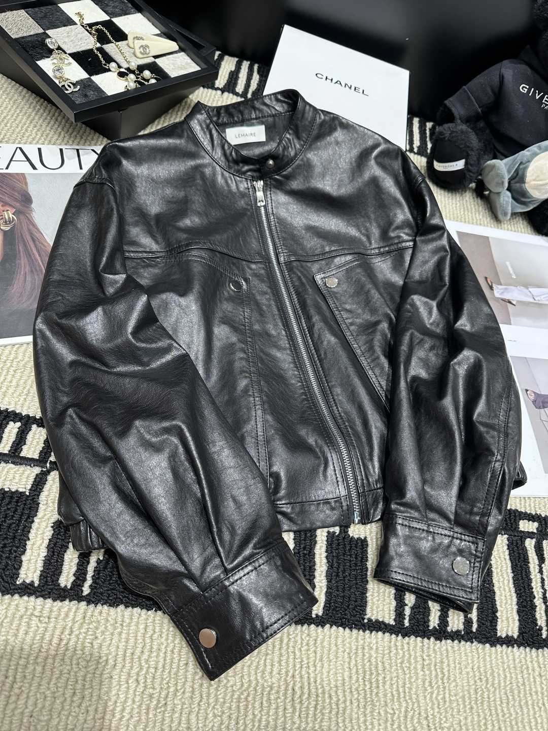 NO:944661,——Lemair*——The new 2026 autumn and winter retro leather jacket has a short stand-up collar + zipper design, full of motorcycle style!  Two symmetrical flap pockets are practical and stylish. The loose fit is not flattering on your figure. It is very suitable for spring and autumn. It goes well with jeans or wide-leg pants and can easily create a cool street style. Size SMLXL, women's clothing, loro piana, jeans, jackets & coats, leather jacket,19860909——Lemair*——2026秋冬新款复古皮衣外套短款立领+拉链设计,机车风满满！两个对称翻盖口袋,实用又有型,宽松版型不挑身材,春秋季节穿超合适.配牛仔裤或阔腿裤都很出彩,轻松打造酷飒街头风码数SMLXL,女装,loro piana,jeans,jackets & coats,leather jacket,,Women's clothing