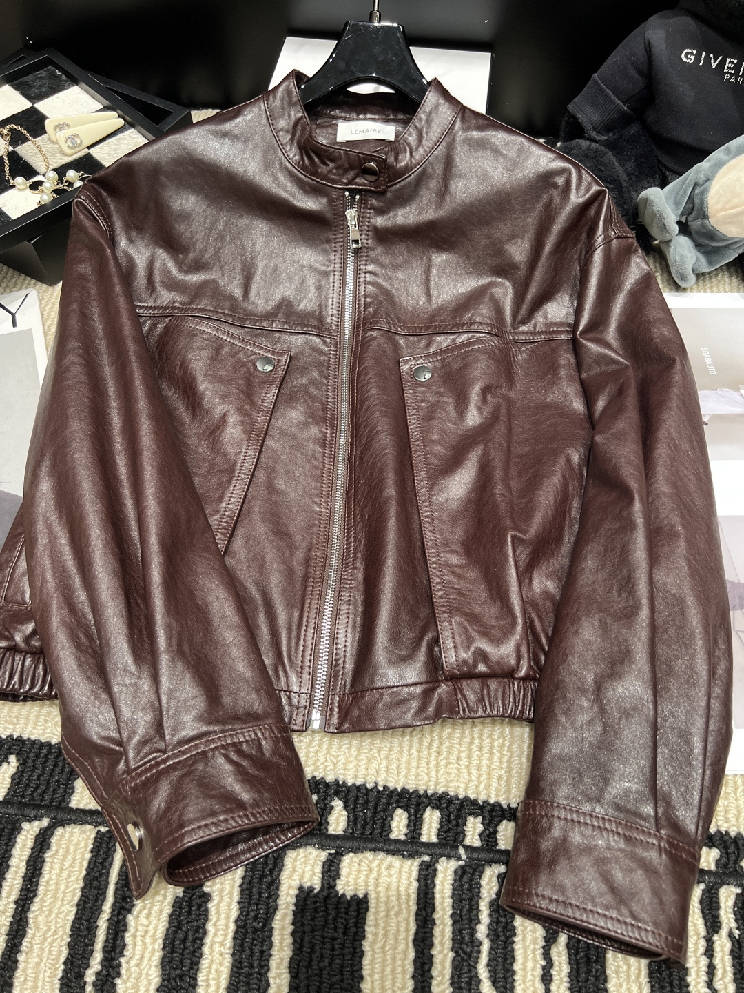NO:946350,——Lemair*——The new 2026 autumn and winter retro leather jacket has a short stand-up collar + zipper design, full of motorcycle style!  Two symmetrical flap pockets are practical and stylish. The loose fit is not flattering on your body shape. It is very suitable for spring and autumn. It goes well with jeans or wide-leg pants and can easily create a cool street style. Sizes SMLXL, jeans, jackets & coats, leather jacket,19860909——Lemair*——2026秋冬新款复古皮衣外套短款立领+拉链设计,机车风满满！两个对称翻盖口袋,实用又有型,宽松版型不挑身材,春秋季节穿超合适.配牛仔裤或阔腿裤都很出彩,轻松打造酷飒街头风码数SMLXL,,jeans,jackets & coats,leather jacket,,Women's clothing