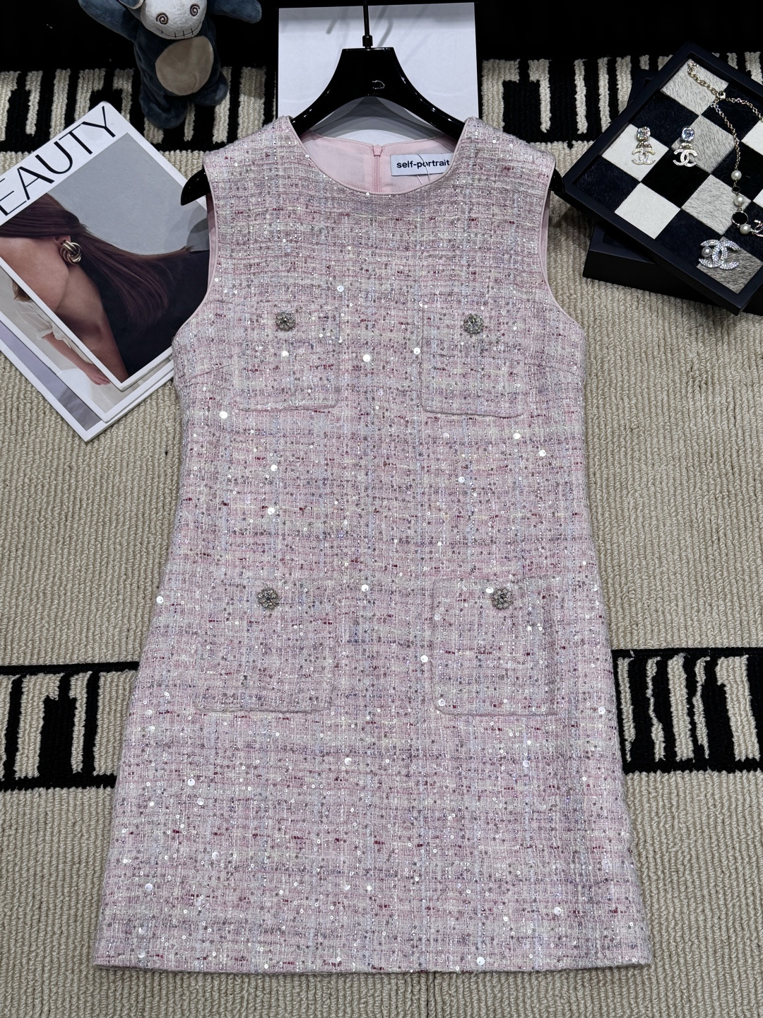 NO:947956,——Self-Portra*——The 2026 autumn and winter sequined tweed dress has a classic small fragrance design, embellished with fine sequin beads, low-key and sparkling. The A-line version can be easily worn in daily life or at parties. The pink color is gentle and elegant, full of French atmosphere, a must-have for delicate girls!  Code numberSML,,skirts,19860909——Self-Portra*——2026秋冬亮片粗花呢连衣裙经典小香风设计,细密亮片珠子点缀,低调闪耀.A字版型,日常或聚会都能轻松驾驭.粉色温柔优雅,法式氛围感满满,精致女孩必入！码数SML,,skirts,,Women's clothing