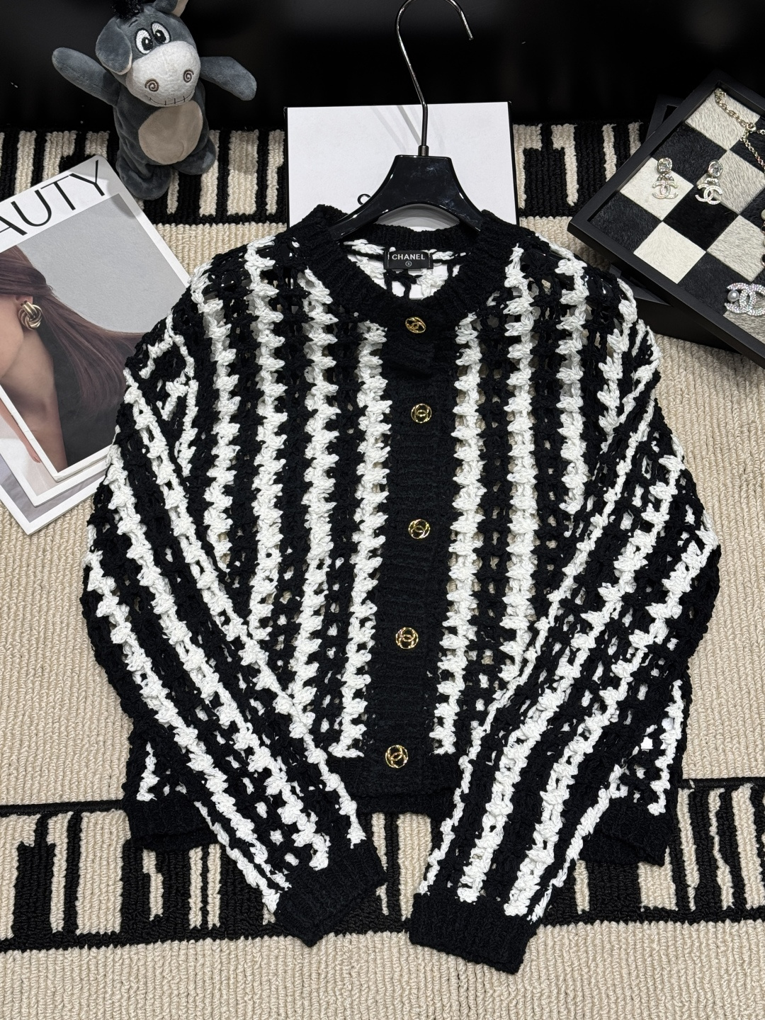 NO:947943,——Chane*——2026 autumn and winter new black and white knitted cardigan with classic vertical stripe design, wool blend material is soft and warm, embellished with metal buttons, perfect details, loose fit, comfortable and fashionable. Size SML,,chanel,19860909——Chane*——2026秋冬新款黑白针织开衫经典竖条纹设计,羊毛混纺材质柔软又保暖,金属纽扣点缀,细节满分,宽松版型,舒适又时髦.码数SML,,chanel,,Women's clothing