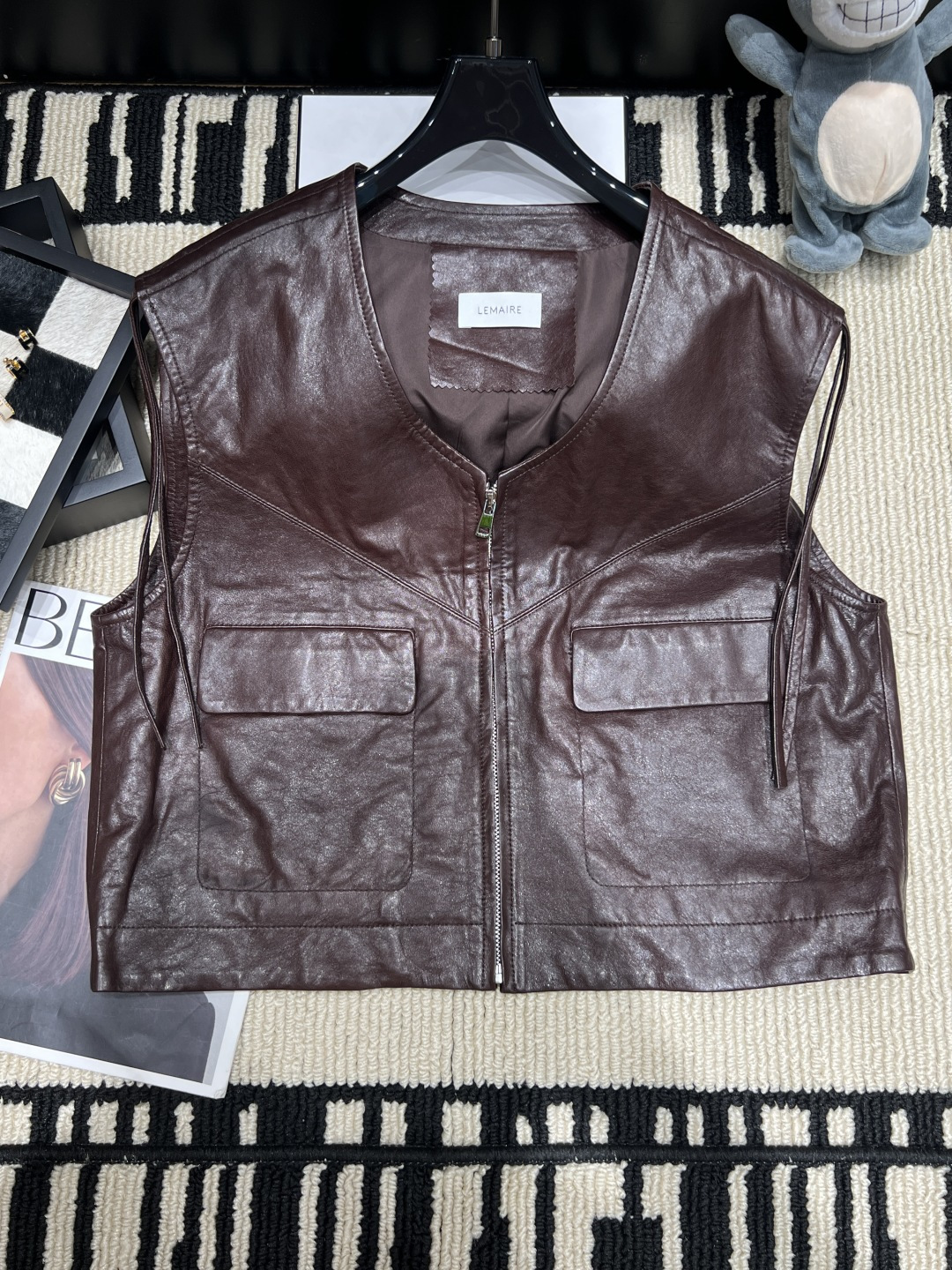 NO:949527,——LEMAIR*——The new leather vest for autumn and winter 2026, LEMAIRE uses soft waxed sheep leather, which has a delicate texture and is durable. Sleeveless short design + zipper closure, equipped with two flap pockets, practical and stylish. Easily blend into retro or urban style, code size SMLXL,, sheepskin,19860909——LEMAIR*——2026秋冬新款皮马甲,LEMAIRE选用柔软油蜡绵羊皮,质感细腻又耐用.无袖短款设计+拉链开合,配有两个翻盖口袋,实用又有型.轻松融入复古或都市风,码数SMLXL,,sheepskin,,Women's clothing